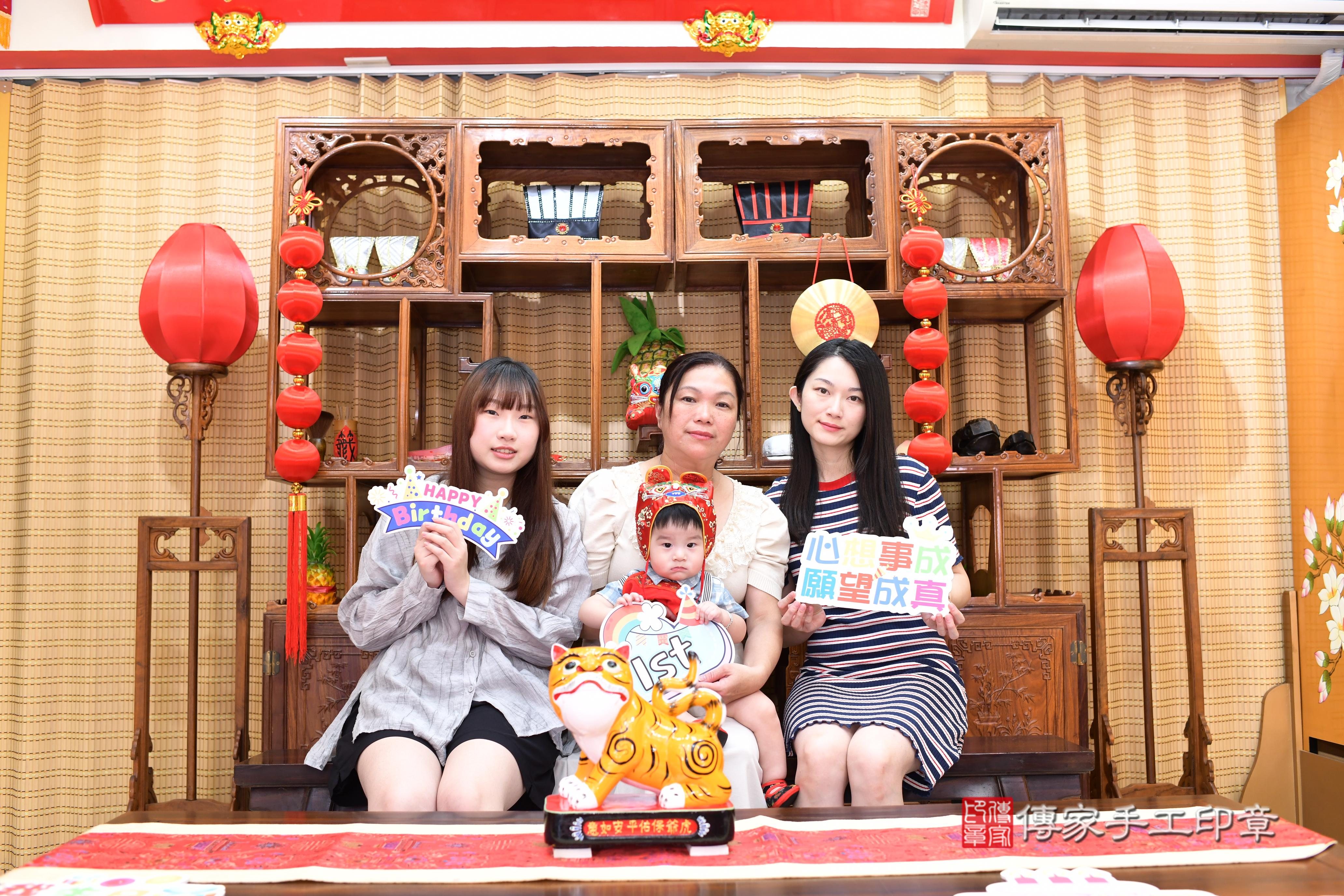 傳家手工印章台南店、抓周、度脺、美式風會場、傳家嬰兒古禮、吉祥話、抓周道具物品24種、拍照。抓周證書。寶寶抓周、滿周歲、生日快樂、祝福