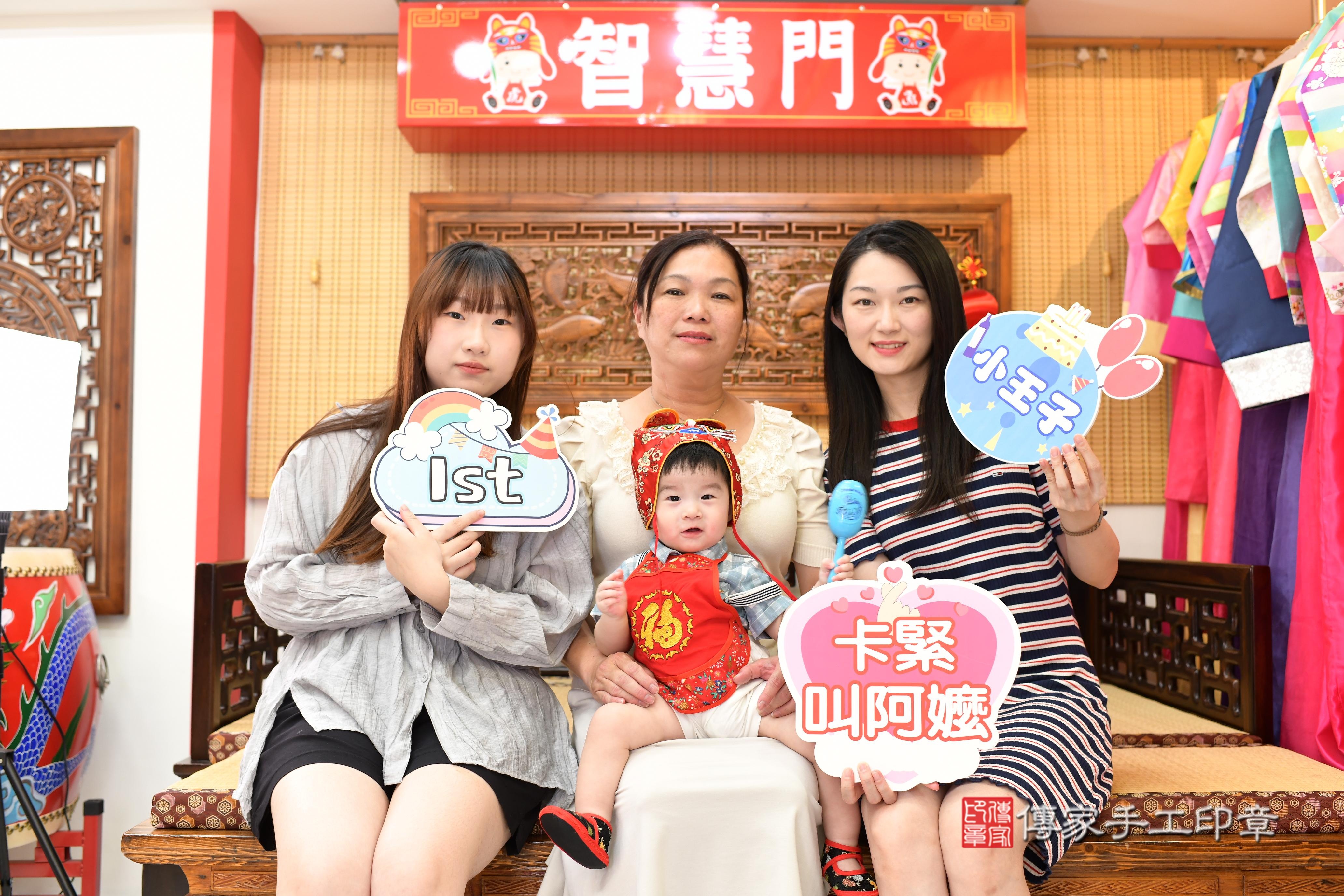 傳家手工印章台南店、抓周、度脺、美式風會場、傳家嬰兒古禮、吉祥話、抓周道具物品24種、拍照。抓周證書。寶寶抓周、滿周歲、生日快樂、祝福