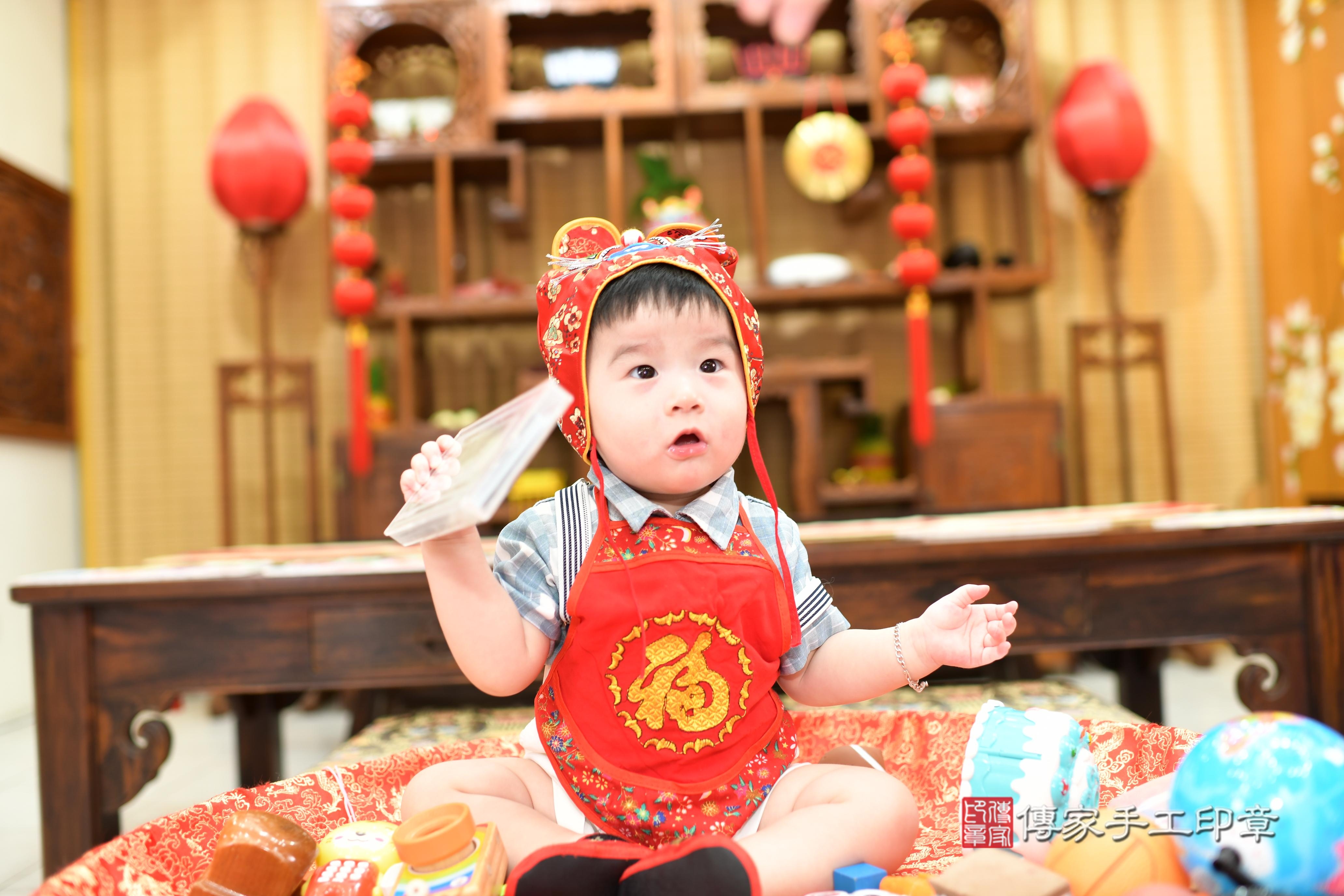 傳家手工印章台南店、抓周、度脺、美式風會場、傳家嬰兒古禮、吉祥話、抓周道具物品24種、拍照。抓周證書。寶寶抓周、滿周歲、生日快樂、祝福