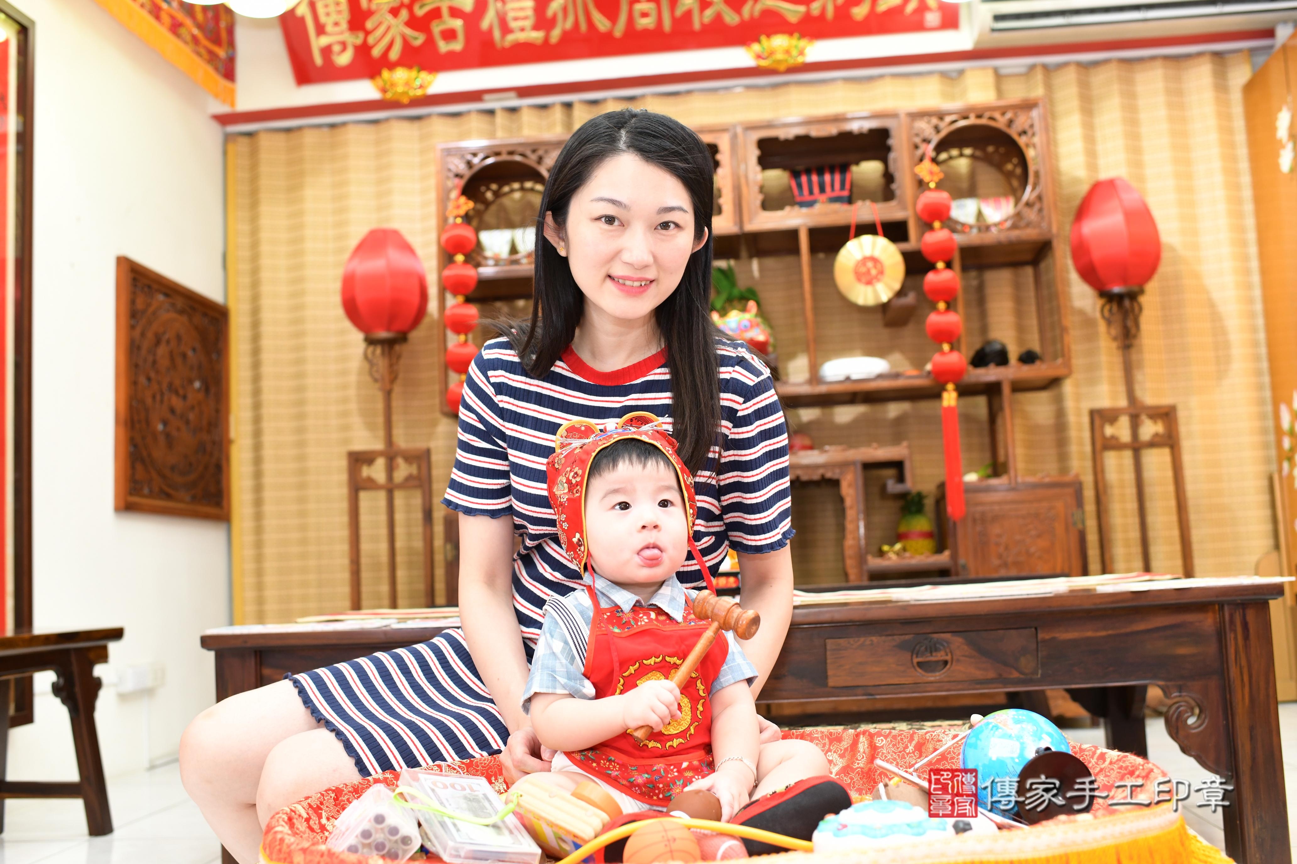 傳家手工印章台南店、抓周、度脺、美式風會場、傳家嬰兒古禮、吉祥話、抓周道具物品24種、拍照。抓周證書。寶寶抓周、滿周歲、生日快樂、祝福
