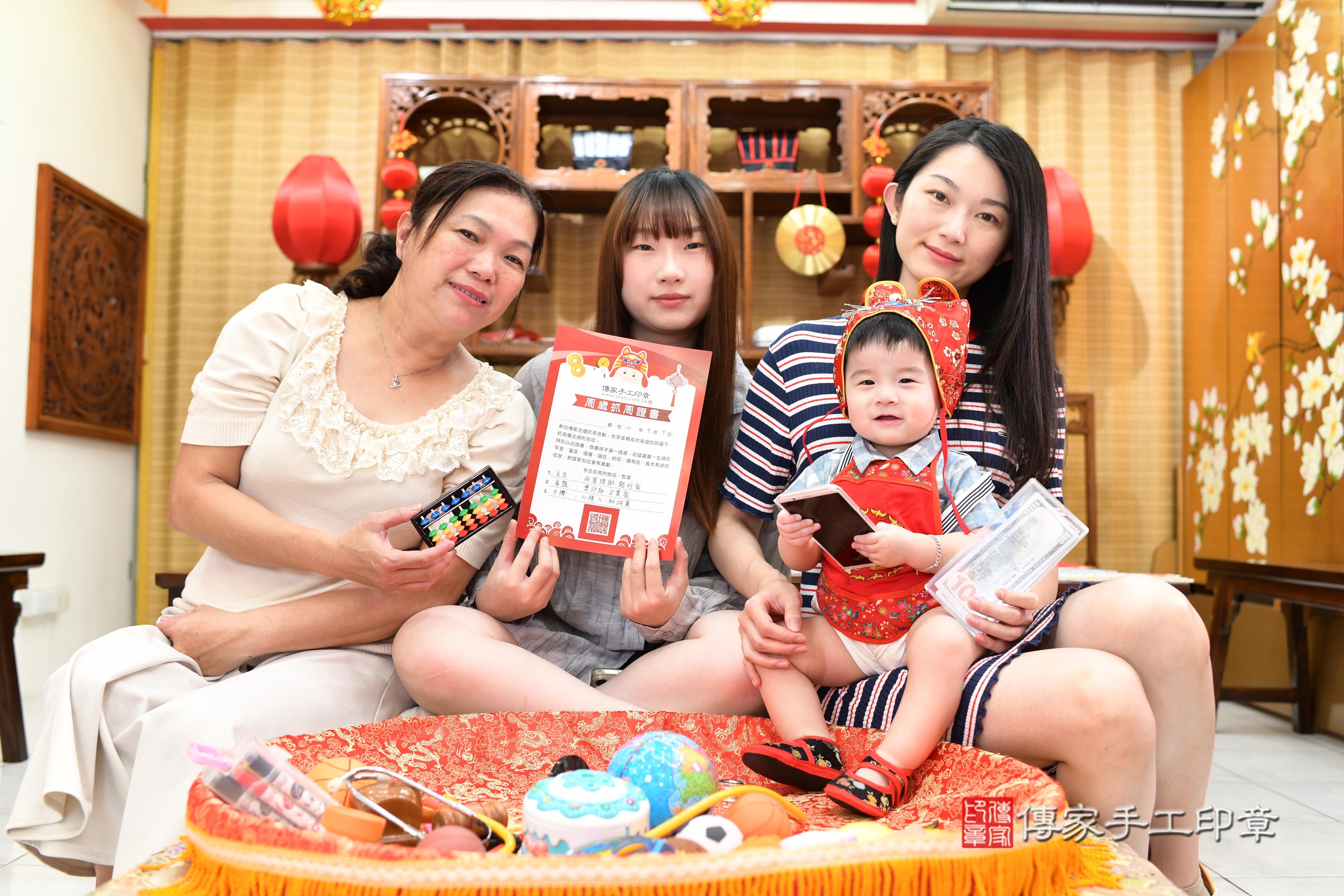 傳家手工印章台南店、抓周、度脺、美式風會場、傳家嬰兒古禮、吉祥話、抓周道具物品24種、拍照。抓周證書。寶寶抓周、滿周歲、生日快樂、祝福
