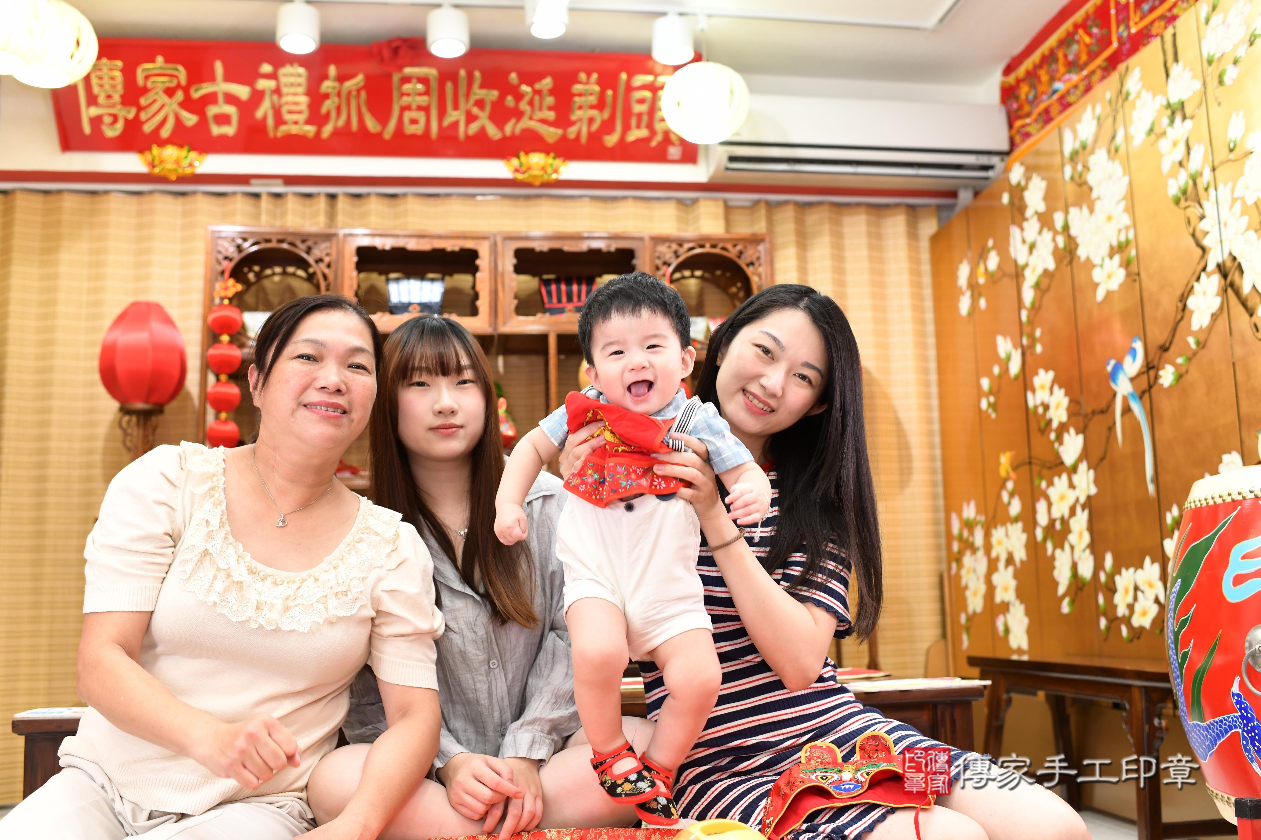 傳家手工印章台南店、抓周、度脺、美式風會場、傳家嬰兒古禮、吉祥話、抓周道具物品24種、拍照。抓周證書。寶寶抓周、滿周歲、生日快樂、祝福