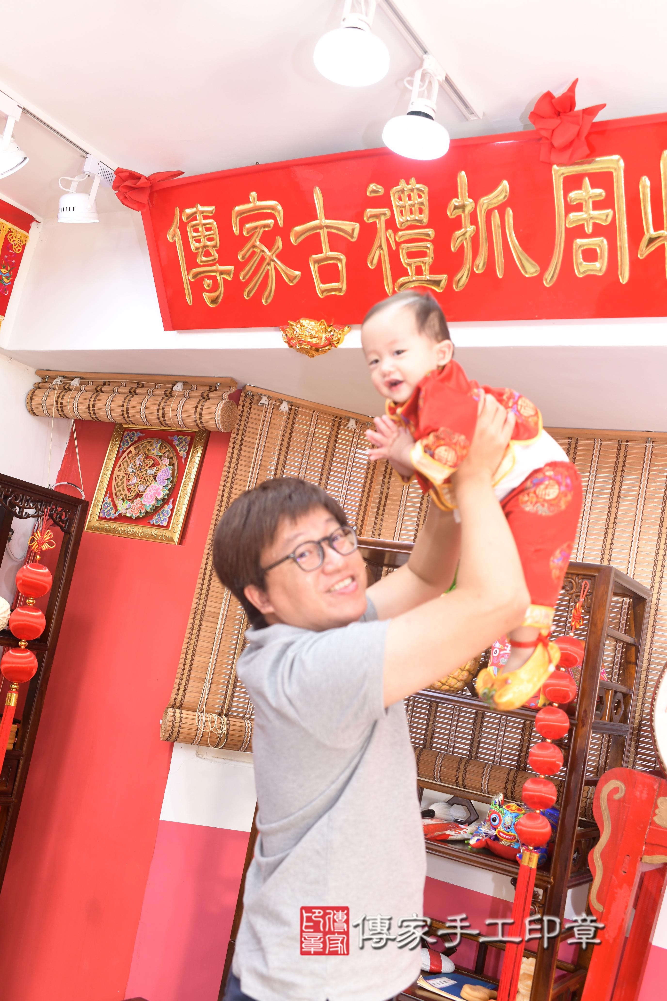 傳家手工印章台南店、抓周、度脺、美式風會場、傳家嬰兒古禮、吉祥話、抓周道具物品24種、拍照。抓周證書。寶寶抓周、滿周歲、生日快樂、祝福