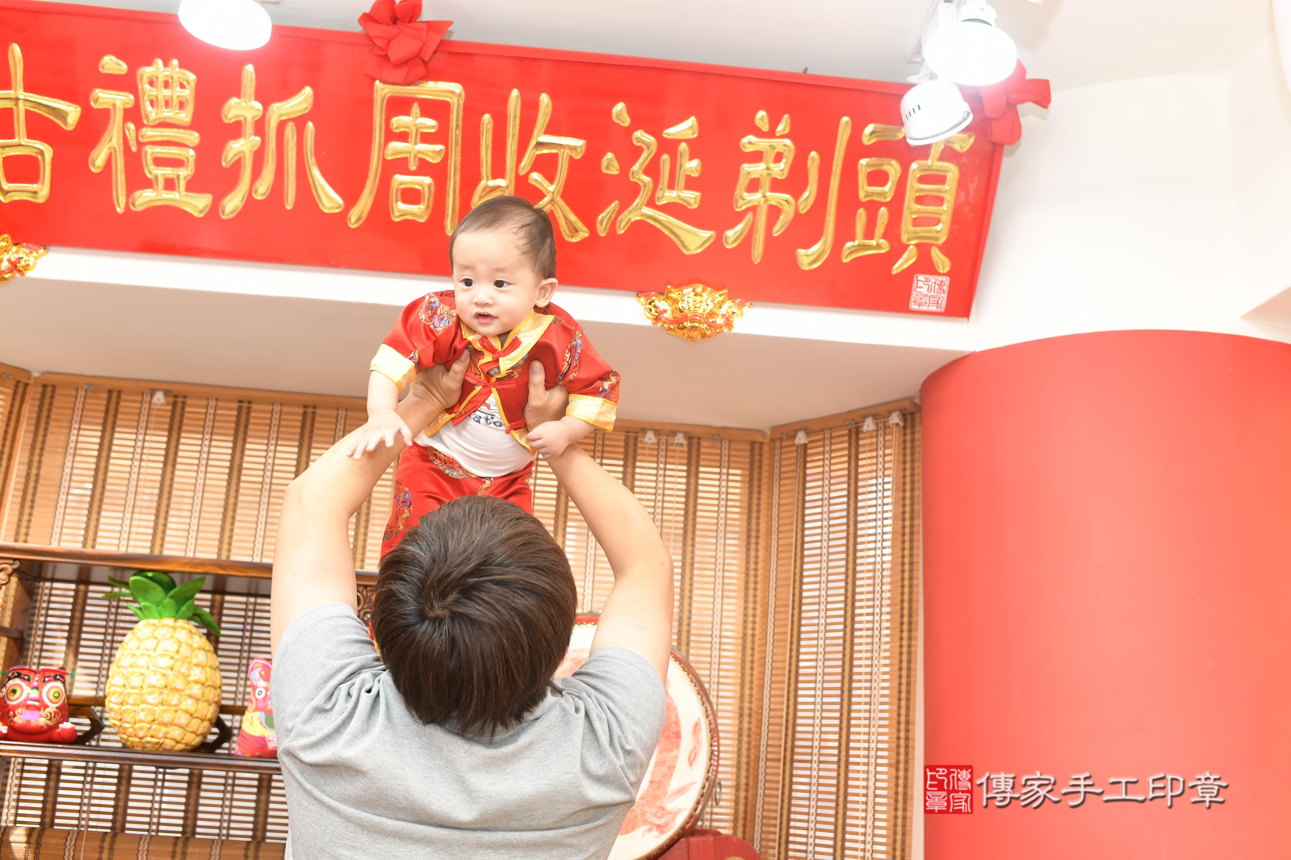 傳家手工印章台南店、抓周、度脺、美式風會場、傳家嬰兒古禮、吉祥話、抓周道具物品24種、拍照。抓周證書。寶寶抓周、滿周歲、生日快樂、祝福