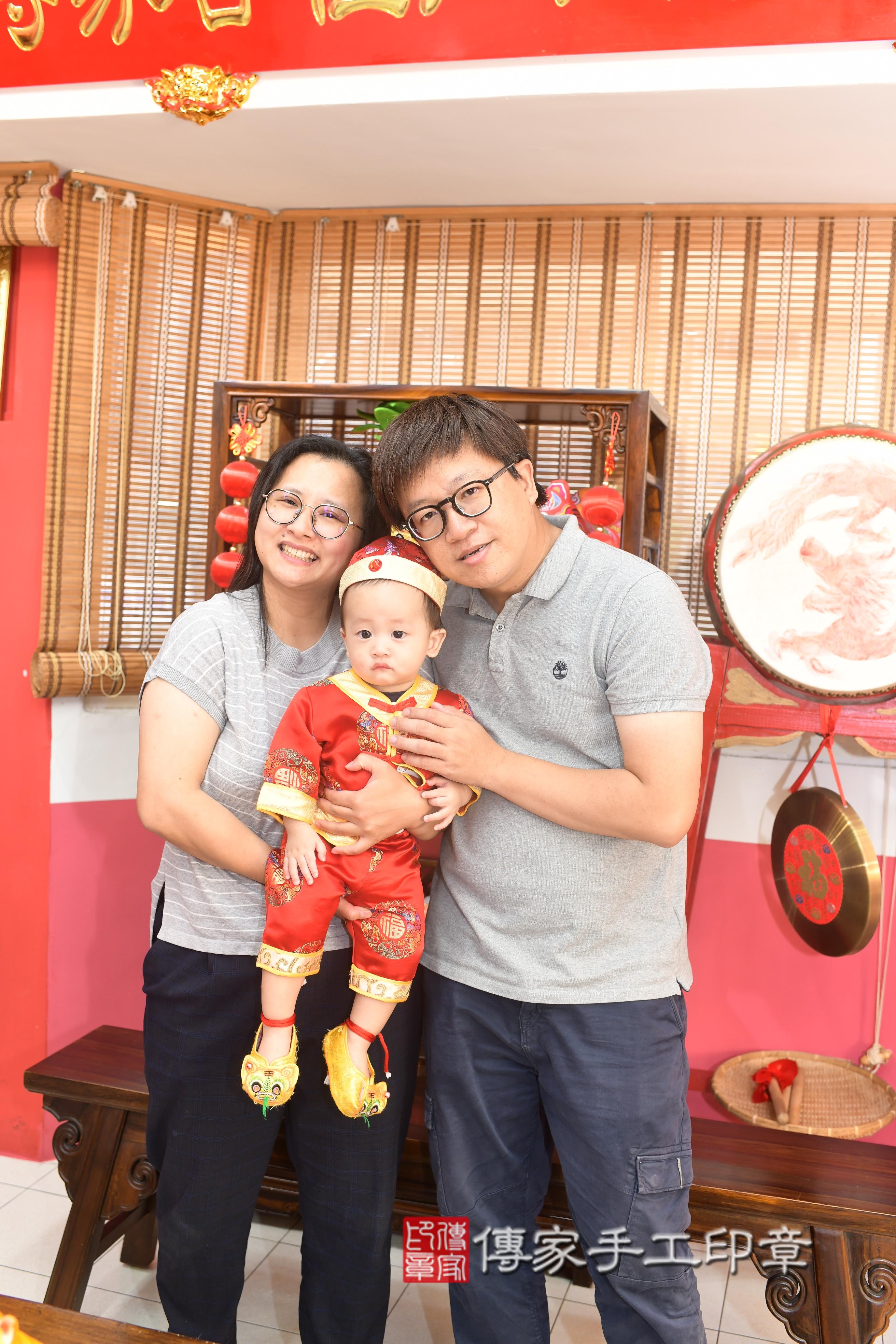 傳家手工印章台南店、抓周、度脺、美式風會場、傳家嬰兒古禮、吉祥話、抓周道具物品24種、拍照。抓周證書。寶寶抓周、滿周歲、生日快樂、祝福