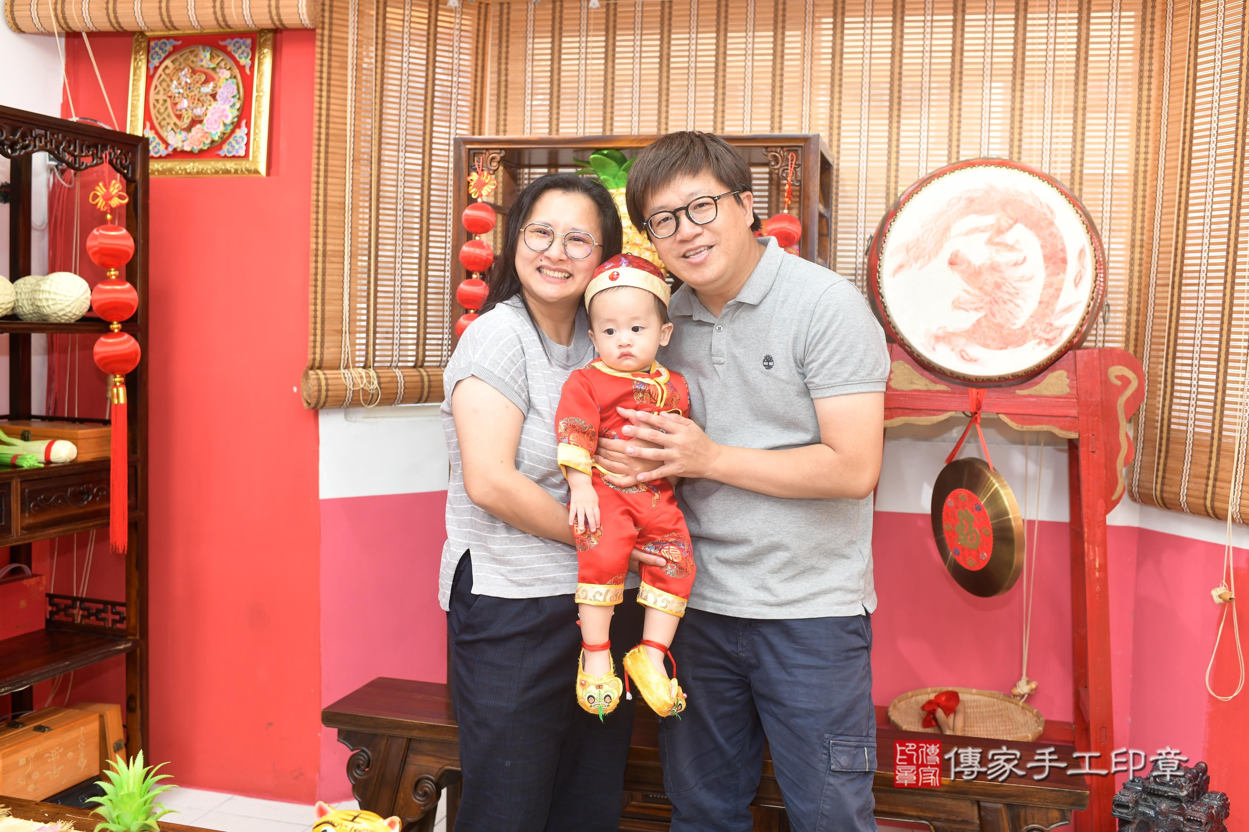 傳家手工印章台南店、抓周、度脺、美式風會場、傳家嬰兒古禮、吉祥話、抓周道具物品24種、拍照。抓周證書。寶寶抓周、滿周歲、生日快樂、祝福
