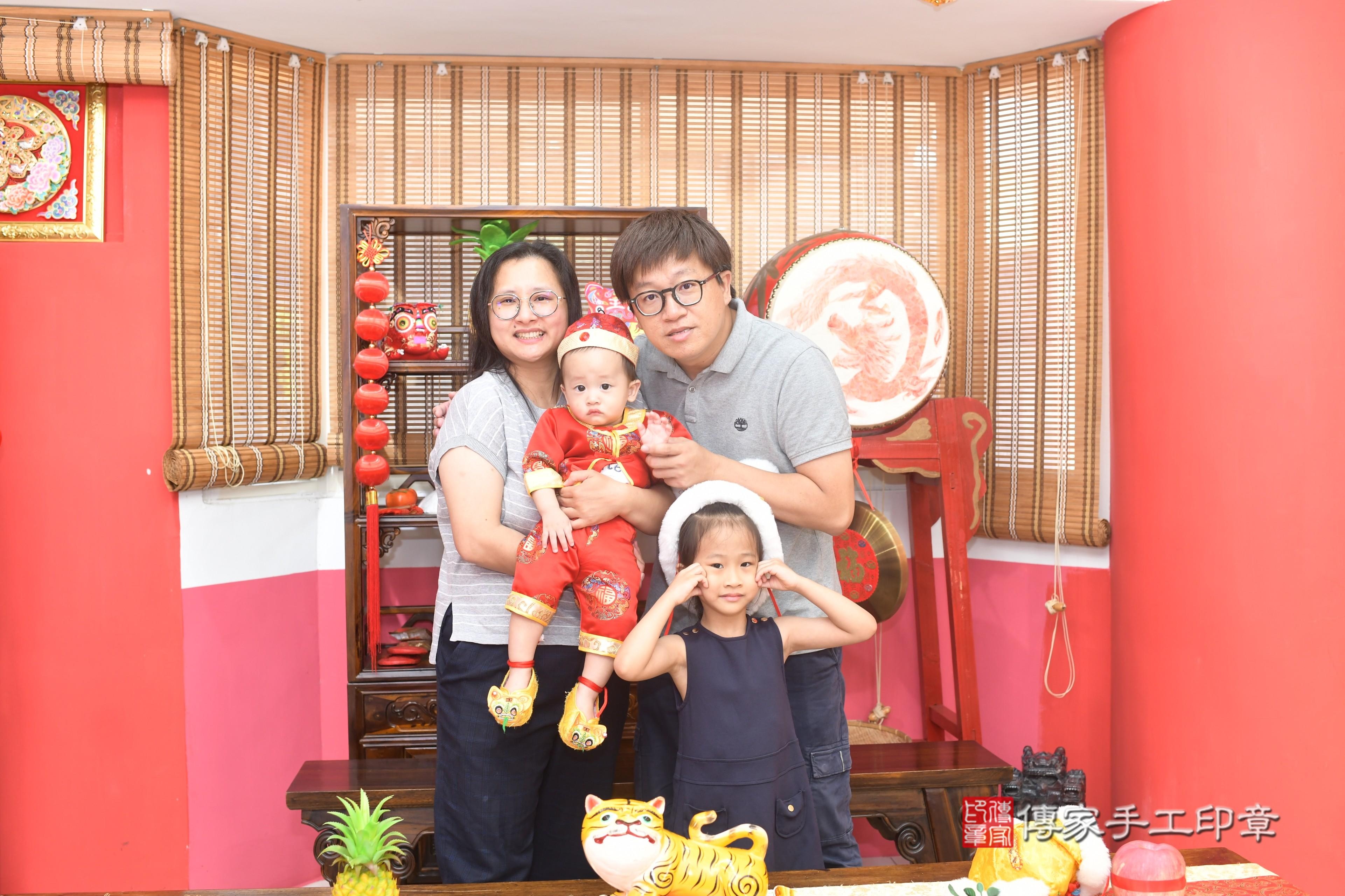 傳家手工印章台南店、抓周、度脺、美式風會場、傳家嬰兒古禮、吉祥話、抓周道具物品24種、拍照。抓周證書。寶寶抓周、滿周歲、生日快樂、祝福