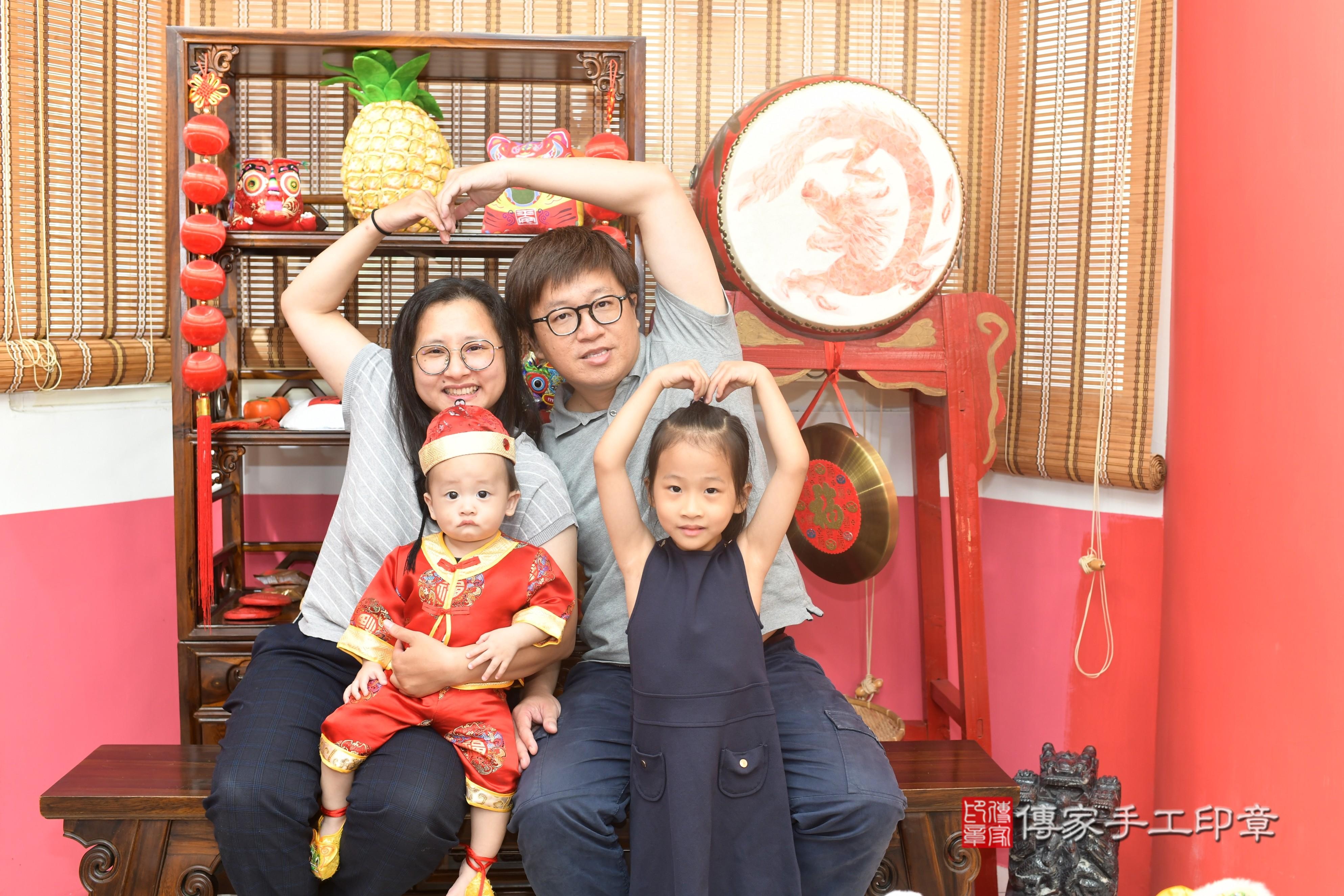 傳家手工印章台南店、抓周、度脺、美式風會場、傳家嬰兒古禮、吉祥話、抓周道具物品24種、拍照。抓周證書。寶寶抓周、滿周歲、生日快樂、祝福