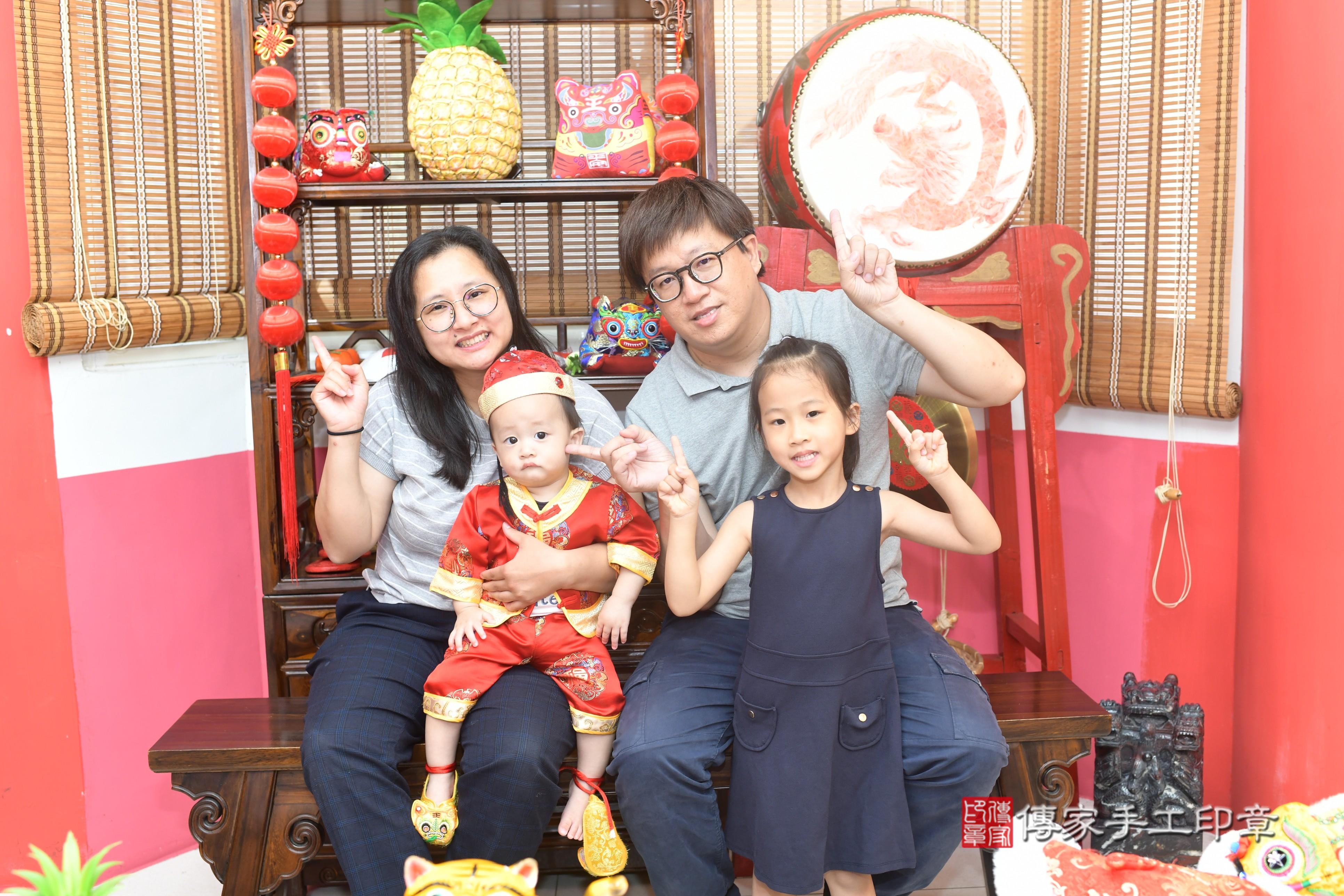 傳家手工印章台南店、抓周、度脺、美式風會場、傳家嬰兒古禮、吉祥話、抓周道具物品24種、拍照。抓周證書。寶寶抓周、滿周歲、生日快樂、祝福