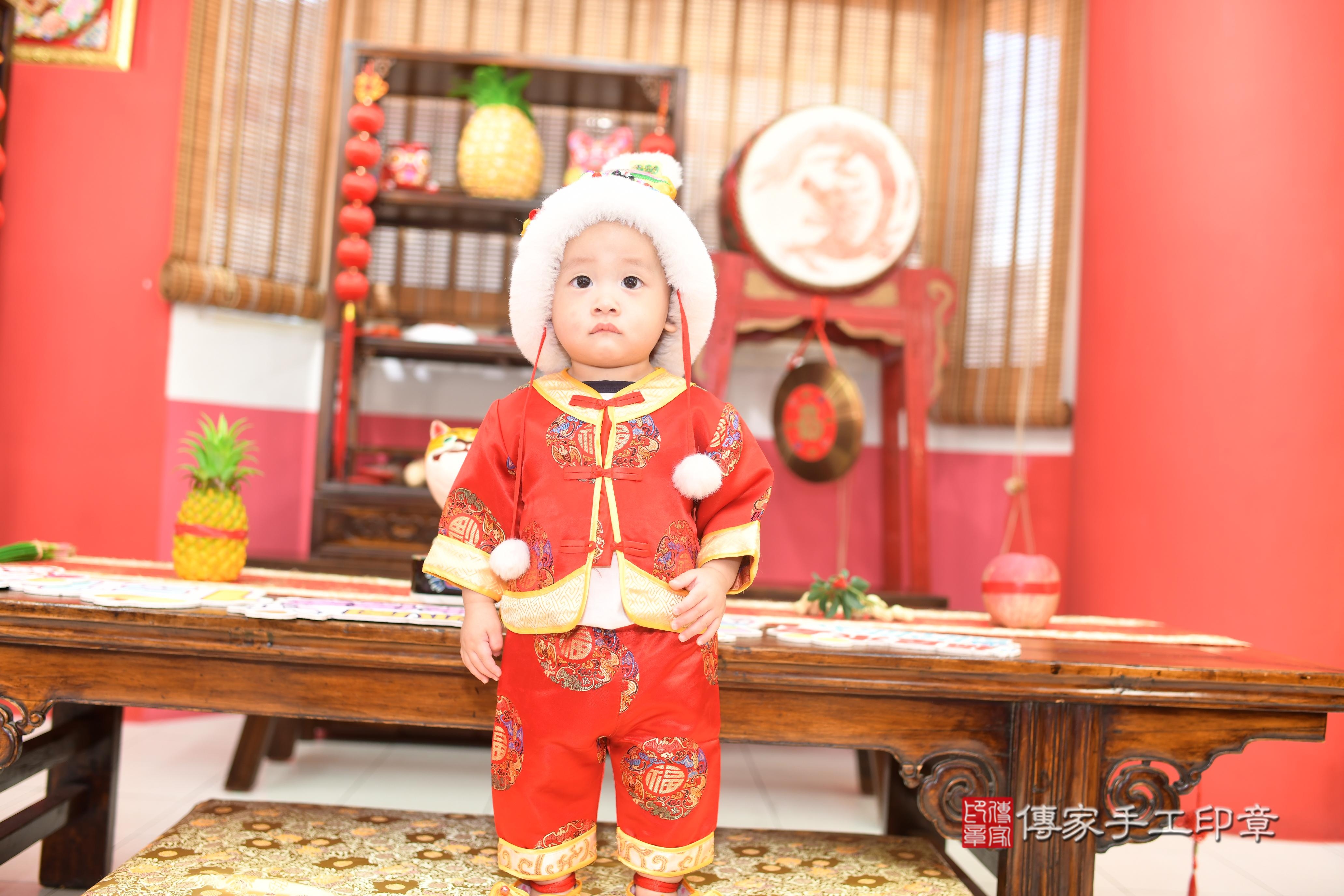 傳家手工印章台南店、抓周、度脺、美式風會場、傳家嬰兒古禮、吉祥話、抓周道具物品24種、拍照。抓周證書。寶寶抓周、滿周歲、生日快樂、祝福
