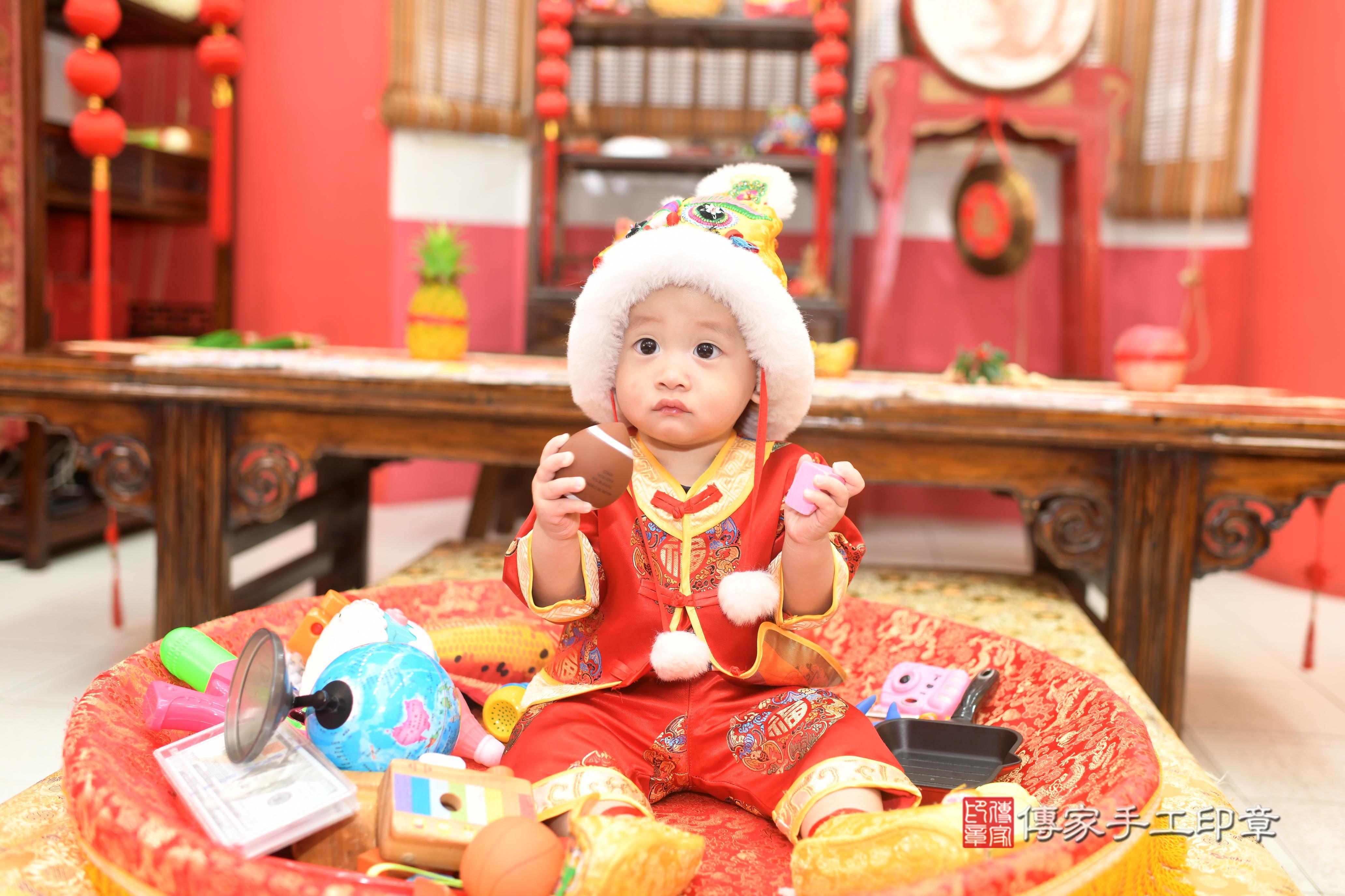 傳家手工印章台南店、抓周、度脺、美式風會場、傳家嬰兒古禮、吉祥話、抓周道具物品24種、拍照。抓周證書。寶寶抓周、滿周歲、生日快樂、祝福