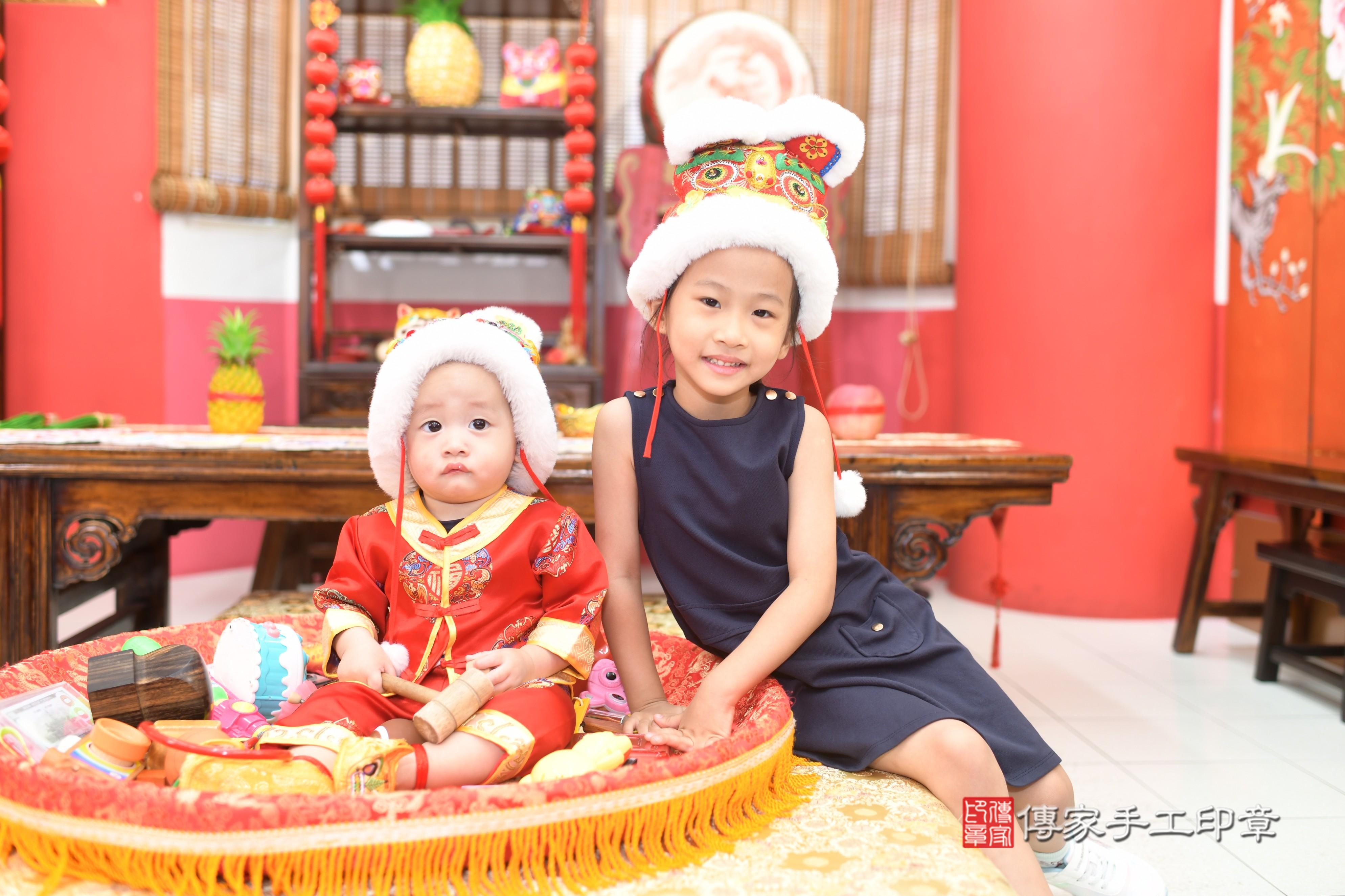 傳家手工印章台南店、抓周、度脺、美式風會場、傳家嬰兒古禮、吉祥話、抓周道具物品24種、拍照。抓周證書。寶寶抓周、滿周歲、生日快樂、祝福