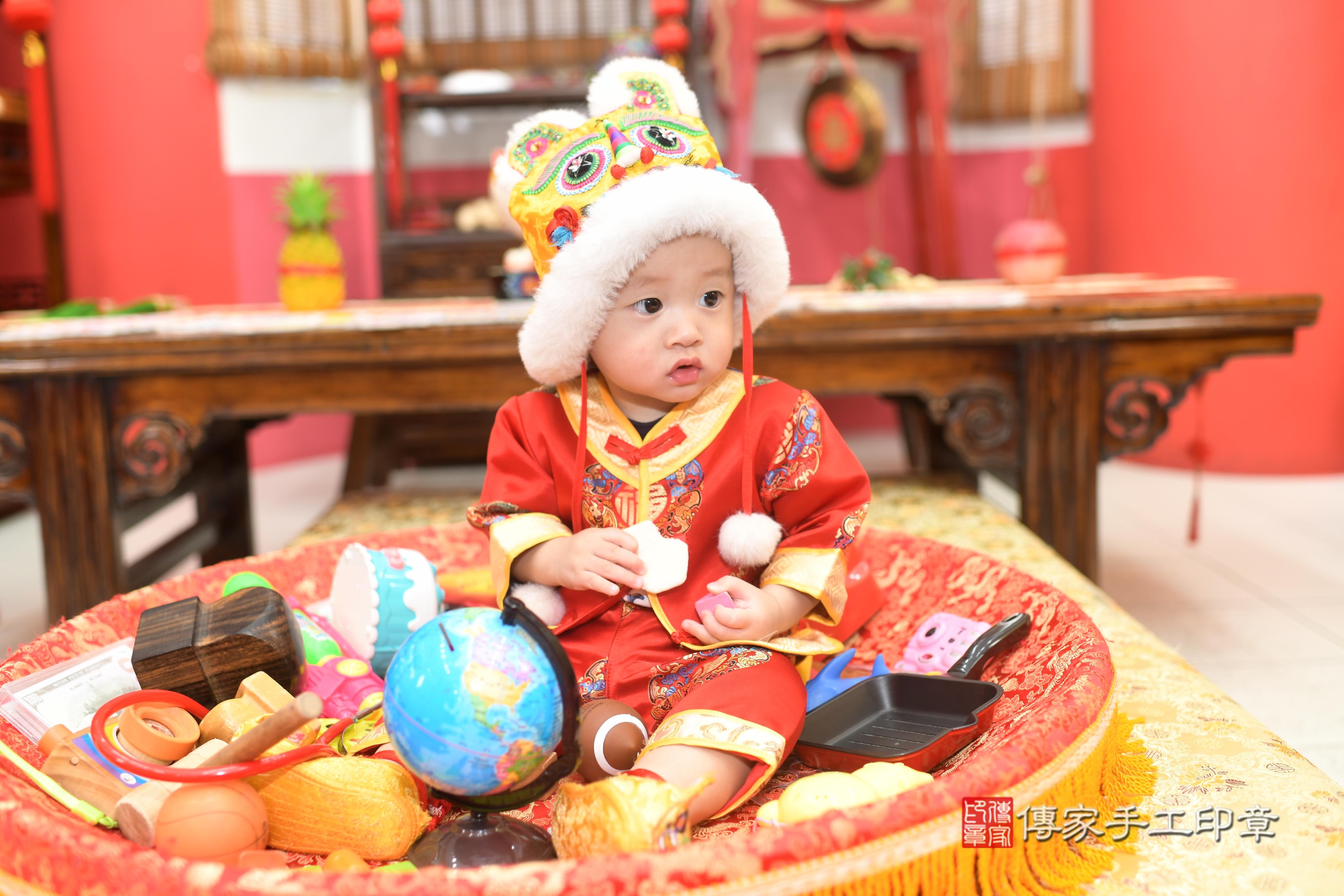 傳家手工印章台南店、抓周、度脺、美式風會場、傳家嬰兒古禮、吉祥話、抓周道具物品24種、拍照。抓周證書。寶寶抓周、滿周歲、生日快樂、祝福