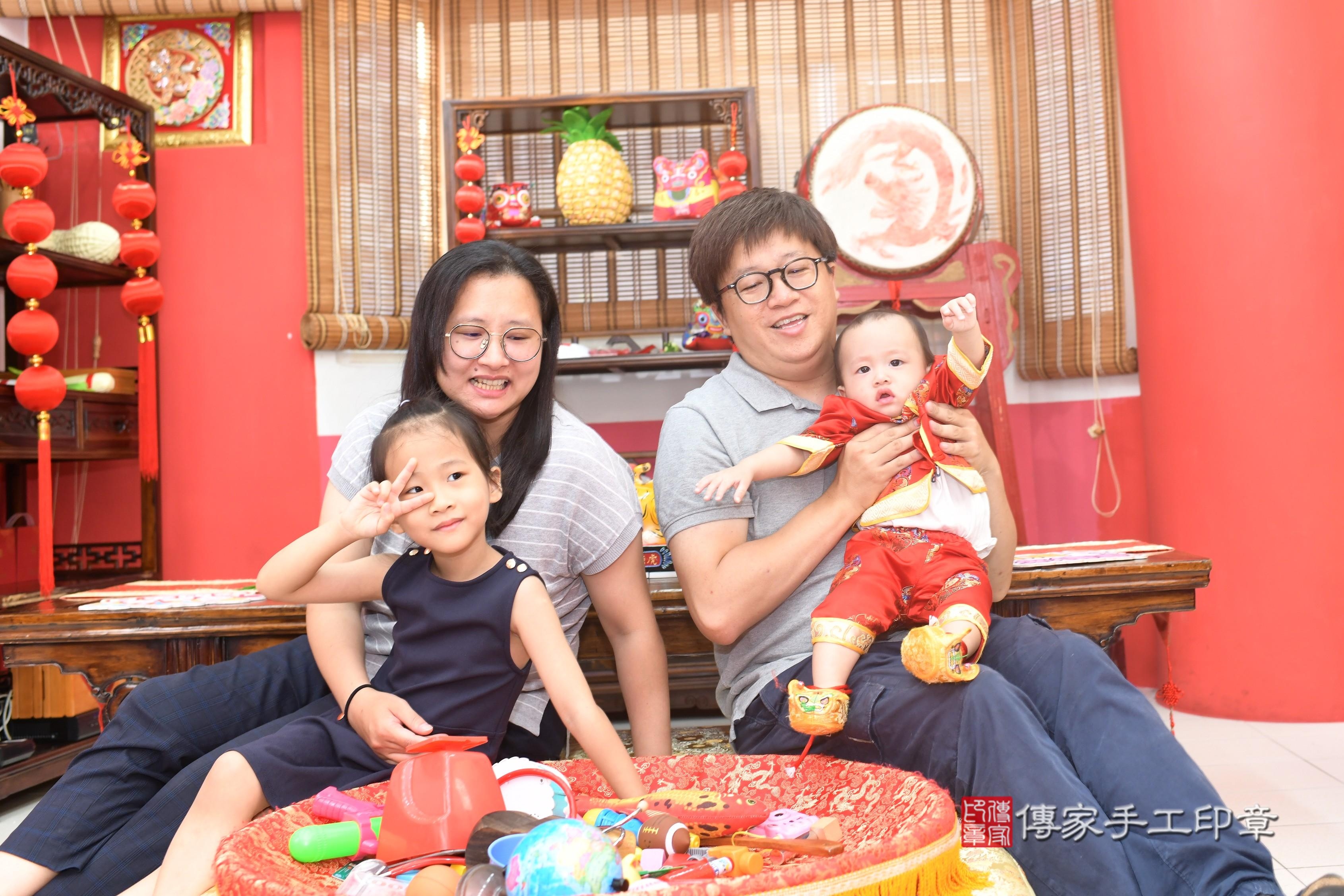 傳家手工印章台南店、抓周、度脺、美式風會場、傳家嬰兒古禮、吉祥話、抓周道具物品24種、拍照。抓周證書。寶寶抓周、滿周歲、生日快樂、祝福