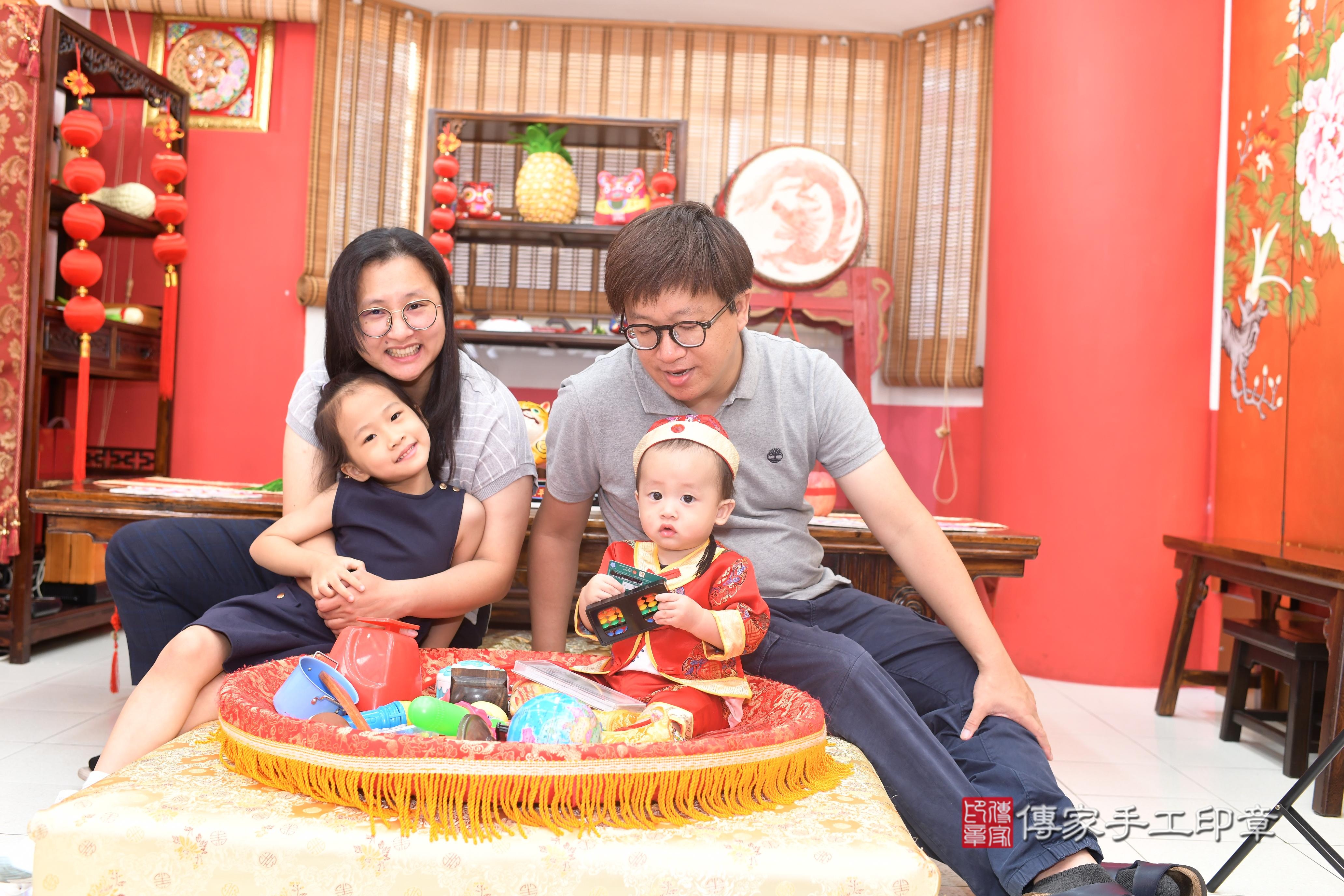 傳家手工印章台南店、抓周、度脺、美式風會場、傳家嬰兒古禮、吉祥話、抓周道具物品24種、拍照。抓周證書。寶寶抓周、滿周歲、生日快樂、祝福