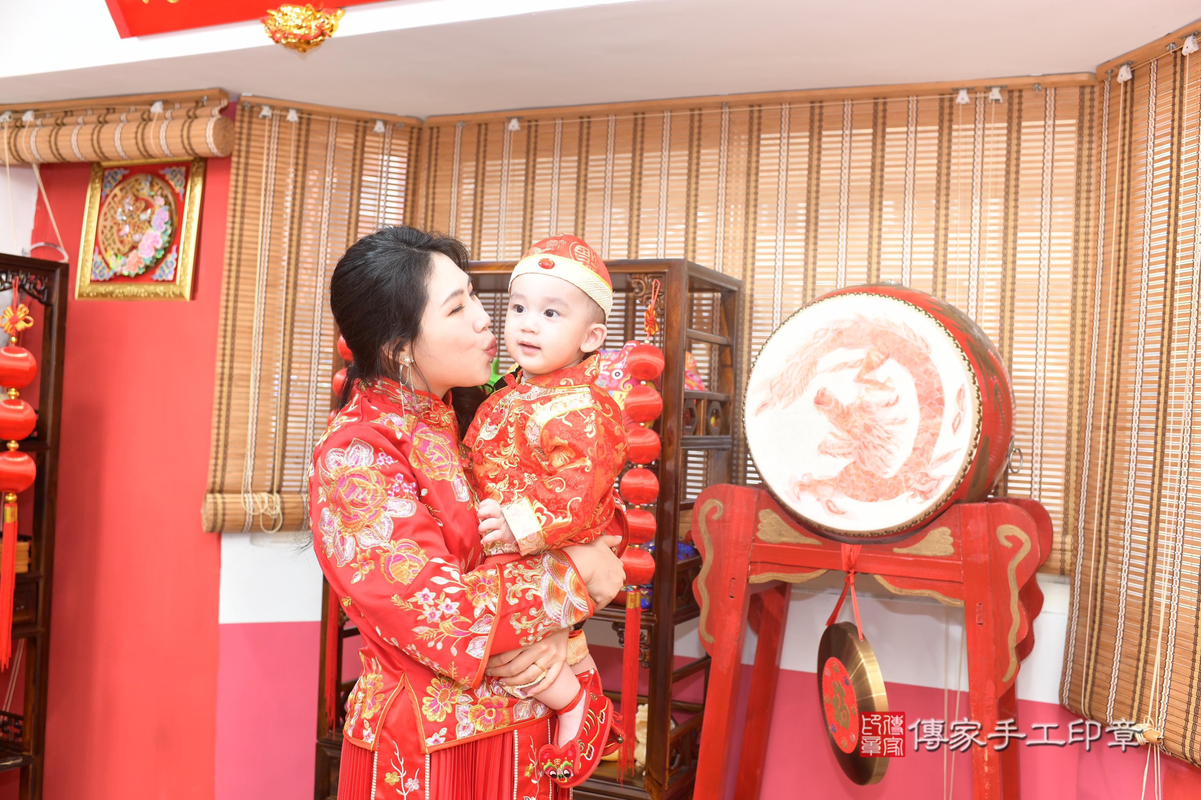 傳家手工印章台南店、抓周、度脺、美式風會場、傳家嬰兒古禮、吉祥話、抓周道具物品24種、拍照。抓周證書。寶寶抓周、滿周歲、生日快樂、祝福