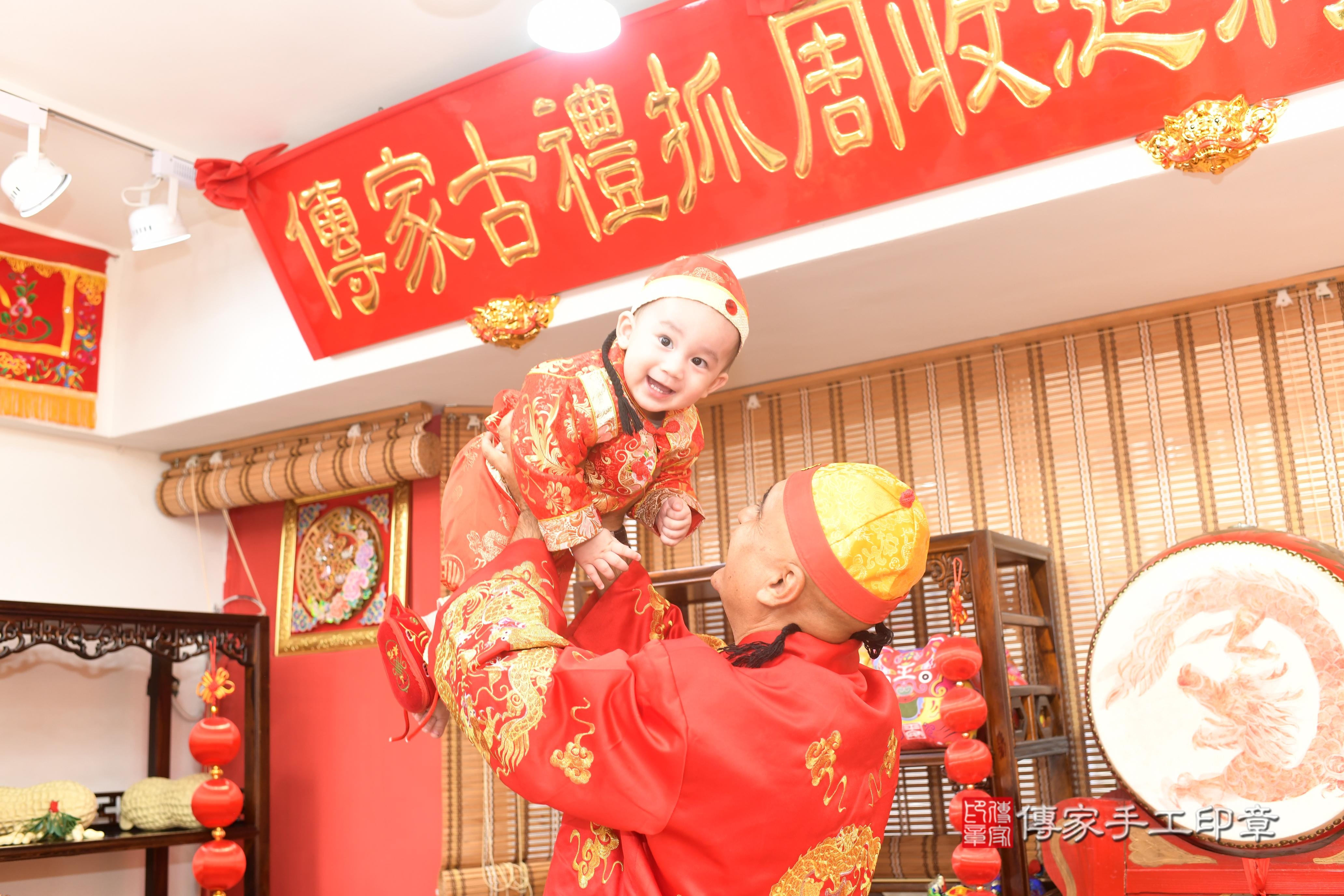 傳家手工印章台南店、抓周、度脺、美式風會場、傳家嬰兒古禮、吉祥話、抓周道具物品24種、拍照。抓周證書。寶寶抓周、滿周歲、生日快樂、祝福