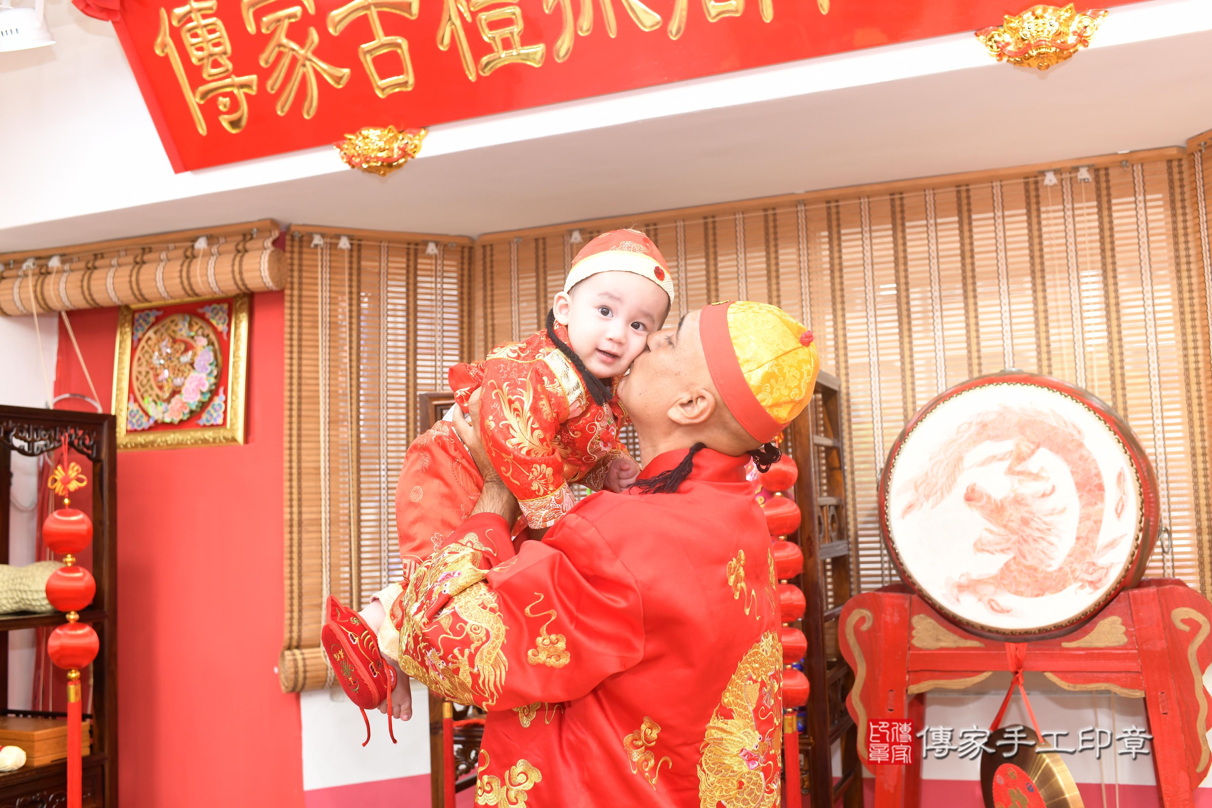 傳家手工印章台南店、抓周、度脺、美式風會場、傳家嬰兒古禮、吉祥話、抓周道具物品24種、拍照。抓周證書。寶寶抓周、滿周歲、生日快樂、祝福