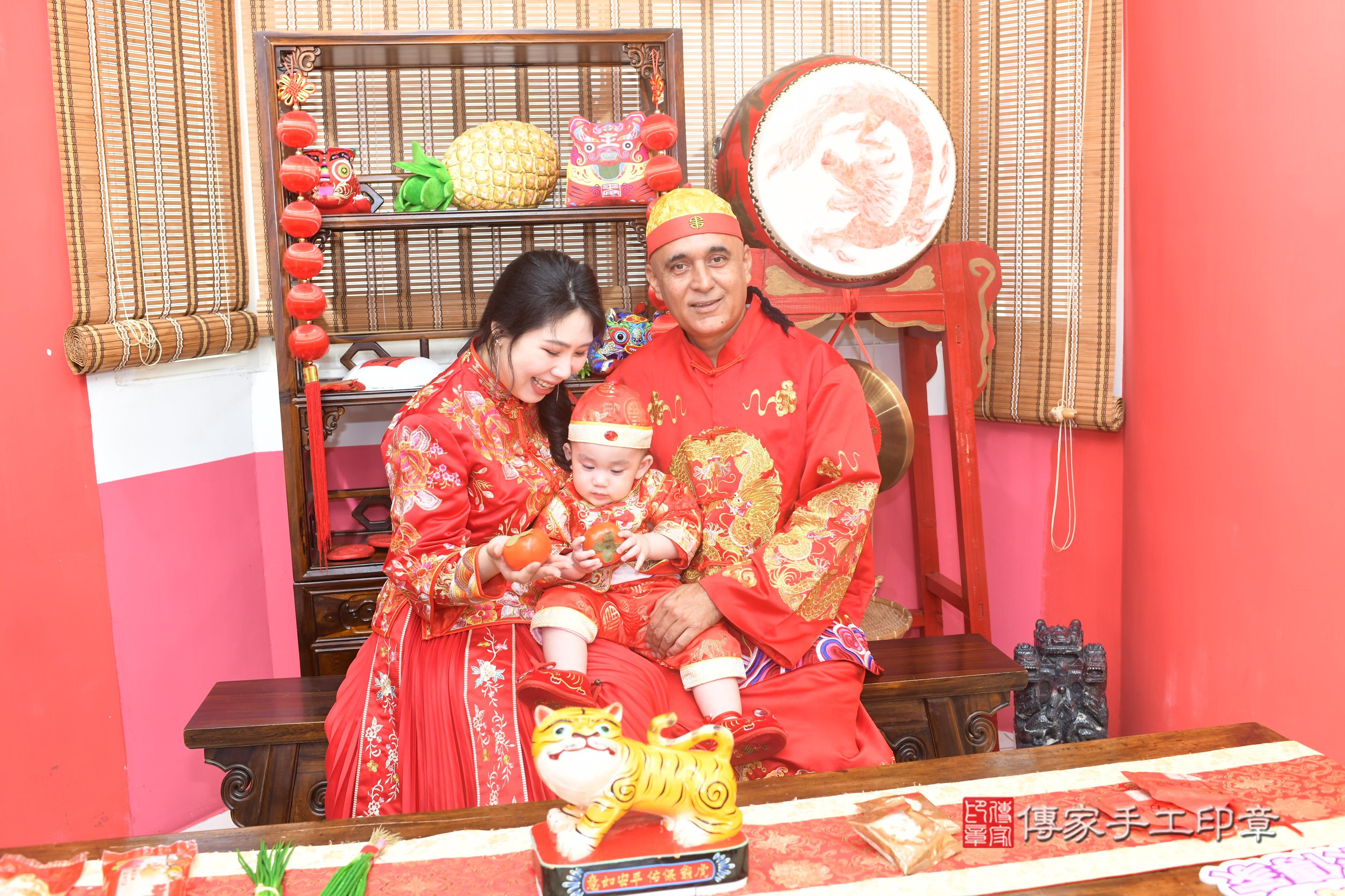 傳家手工印章台南店、抓周、度脺、美式風會場、傳家嬰兒古禮、吉祥話、抓周道具物品24種、拍照。抓周證書。寶寶抓周、滿周歲、生日快樂、祝福