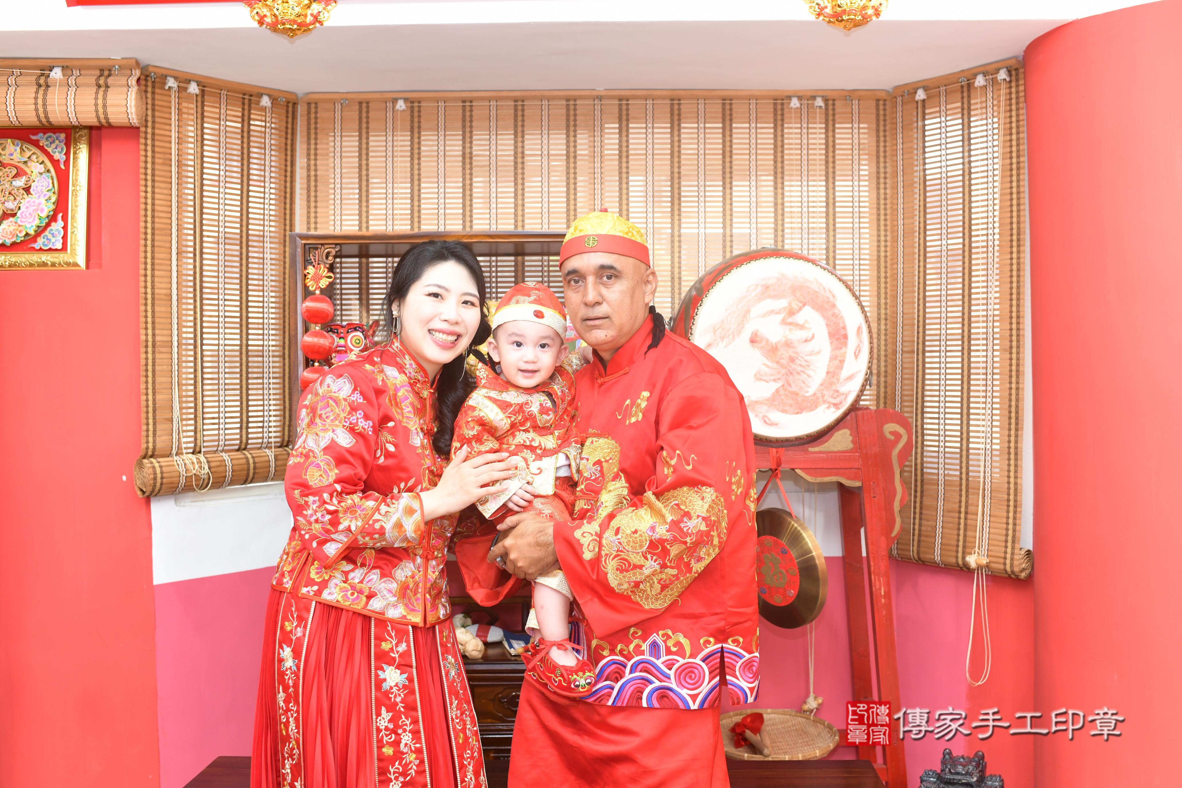 傳家手工印章台南店、抓周、度脺、美式風會場、傳家嬰兒古禮、吉祥話、抓周道具物品24種、拍照。抓周證書。寶寶抓周、滿周歲、生日快樂、祝福