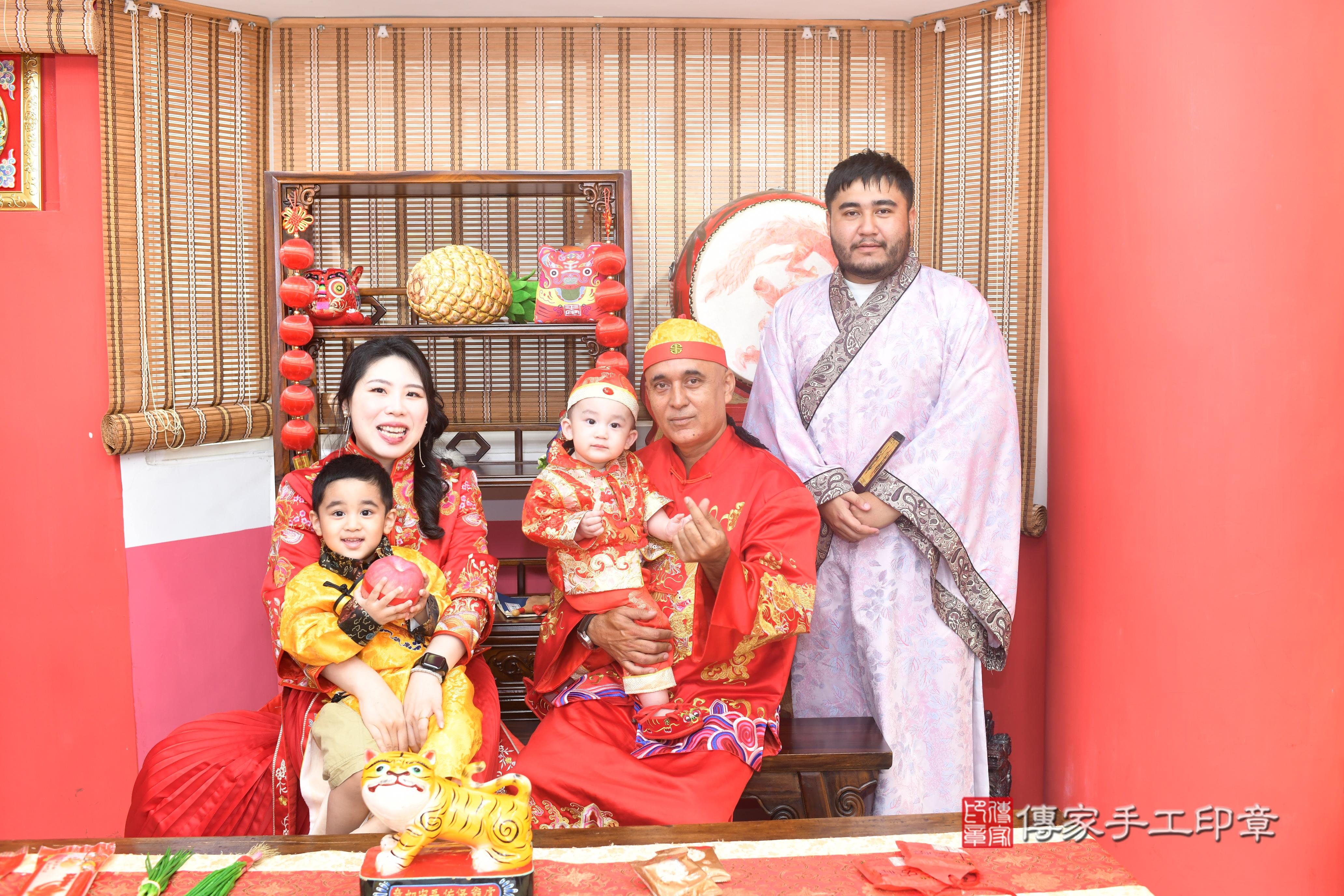 傳家手工印章台南店、抓周、度脺、美式風會場、傳家嬰兒古禮、吉祥話、抓周道具物品24種、拍照。抓周證書。寶寶抓周、滿周歲、生日快樂、祝福