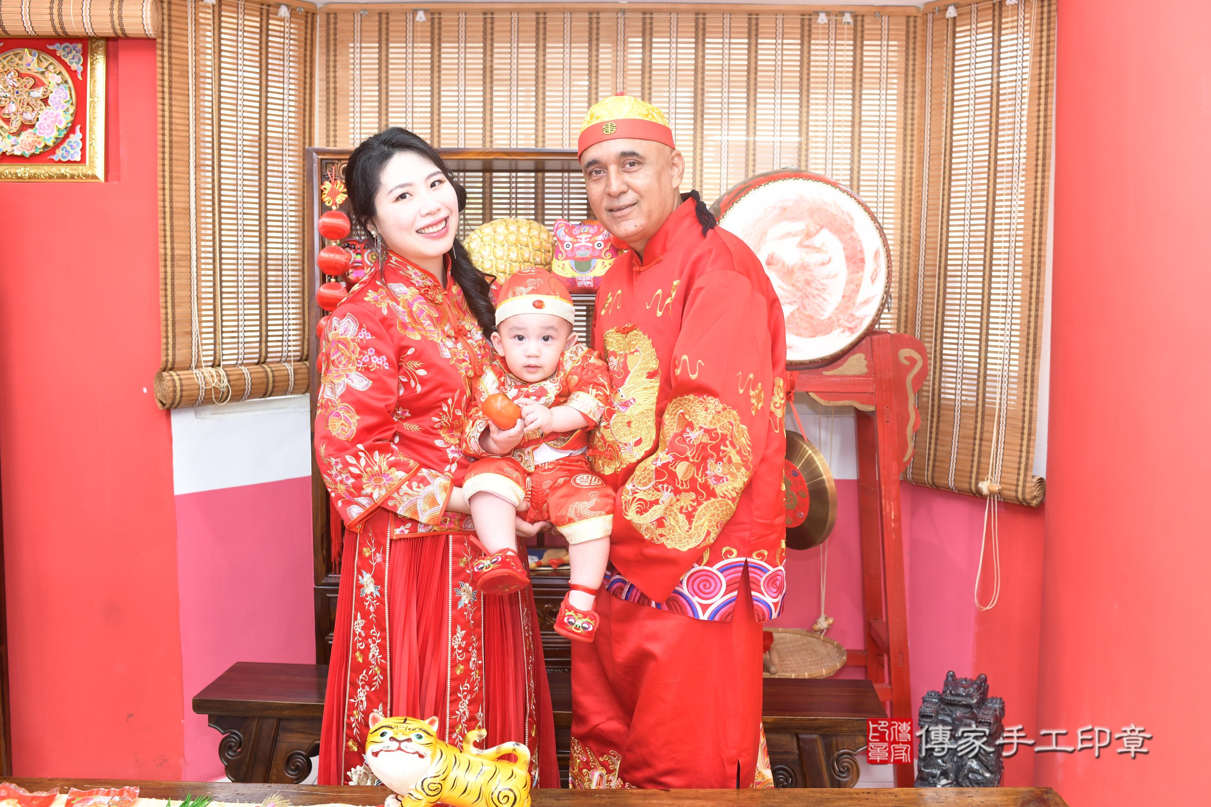 傳家手工印章台南店、抓周、度脺、美式風會場、傳家嬰兒古禮、吉祥話、抓周道具物品24種、拍照。抓周證書。寶寶抓周、滿周歲、生日快樂、祝福