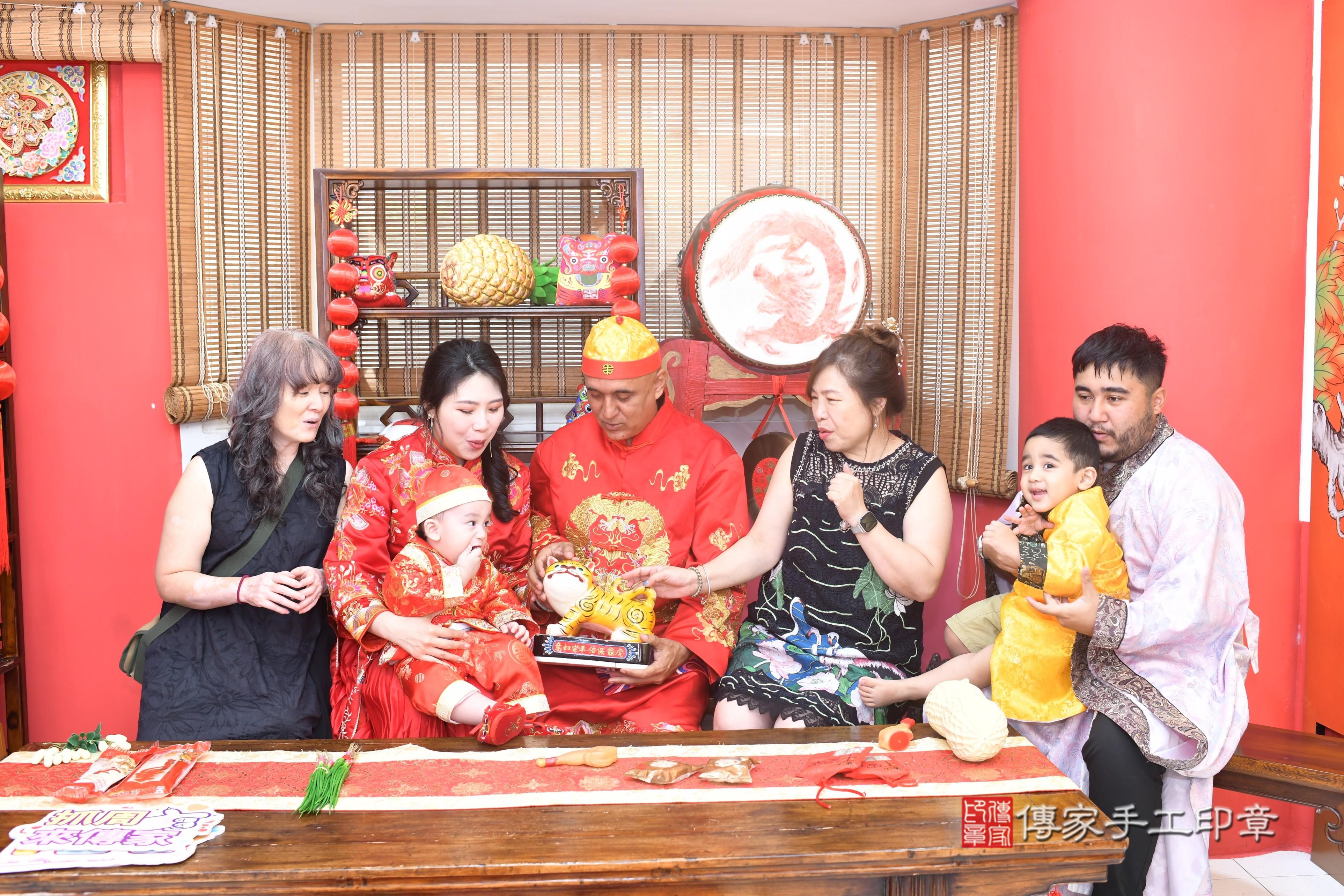 傳家手工印章台南店、抓周、度脺、美式風會場、傳家嬰兒古禮、吉祥話、抓周道具物品24種、拍照。抓周證書。寶寶抓周、滿周歲、生日快樂、祝福