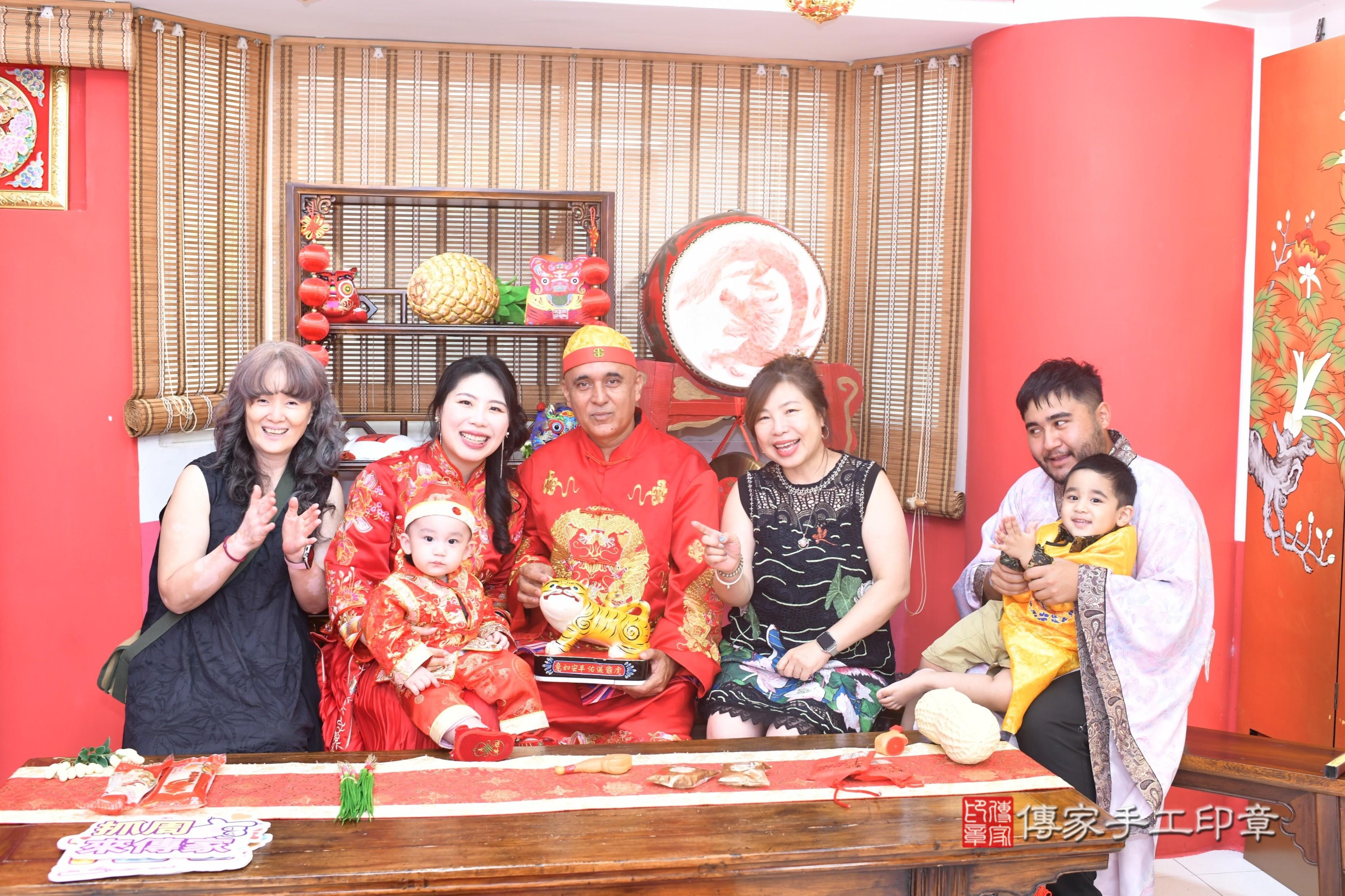 傳家手工印章台南店、抓周、度脺、美式風會場、傳家嬰兒古禮、吉祥話、抓周道具物品24種、拍照。抓周證書。寶寶抓周、滿周歲、生日快樂、祝福