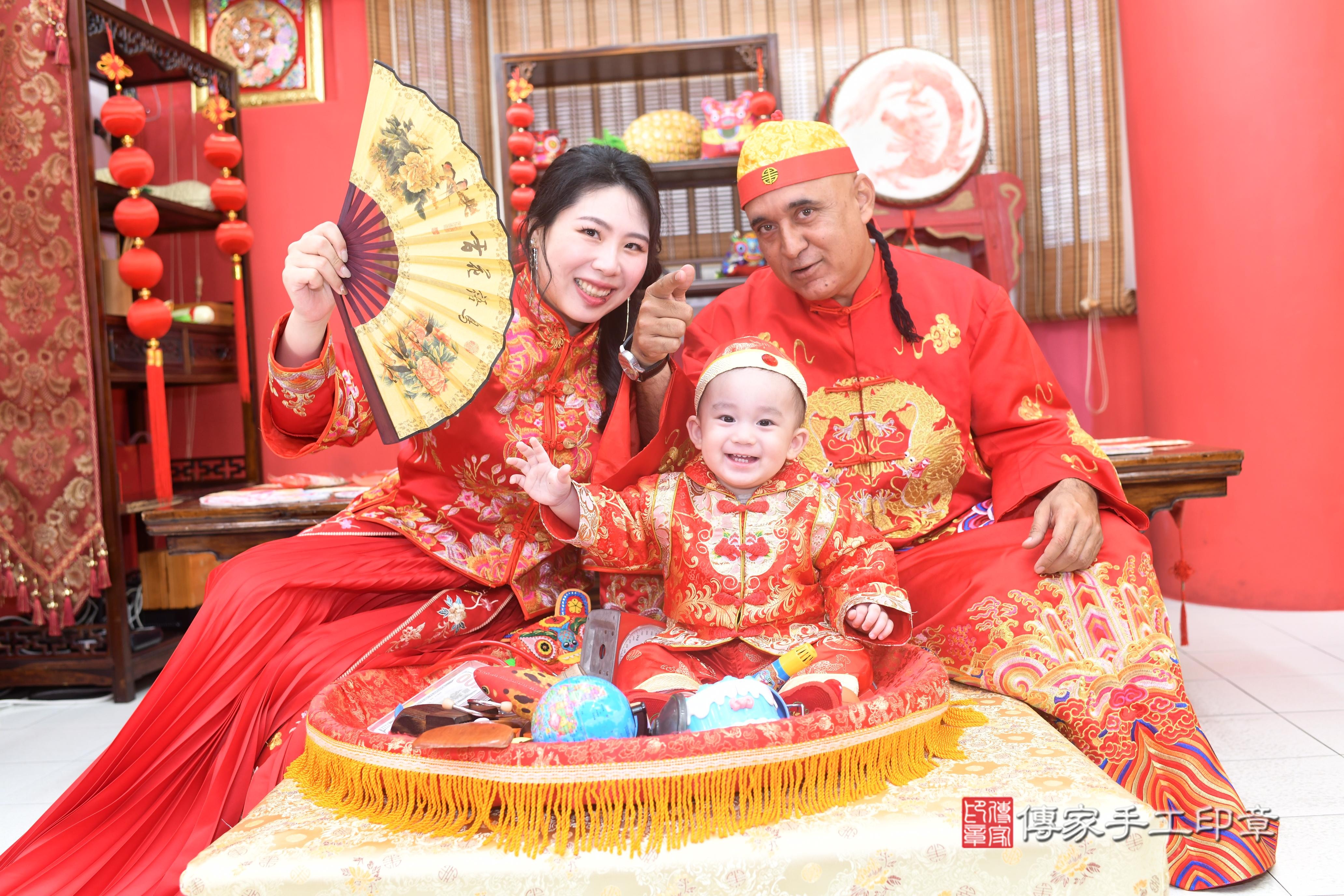 傳家手工印章台南店、抓周、度脺、美式風會場、傳家嬰兒古禮、吉祥話、抓周道具物品24種、拍照。抓周證書。寶寶抓周、滿周歲、生日快樂、祝福