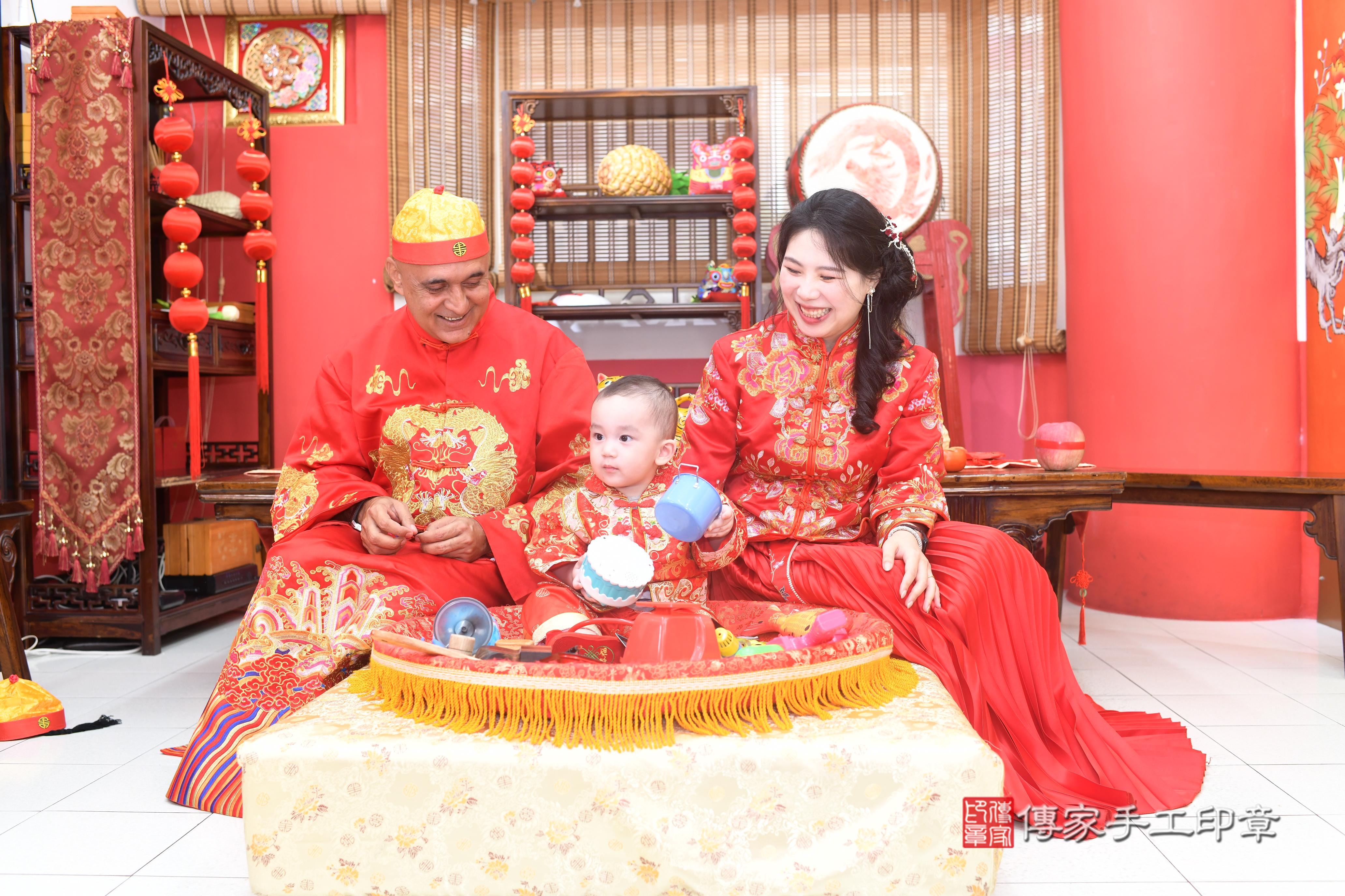 傳家手工印章台南店、抓周、度脺、美式風會場、傳家嬰兒古禮、吉祥話、抓周道具物品24種、拍照。抓周證書。寶寶抓周、滿周歲、生日快樂、祝福