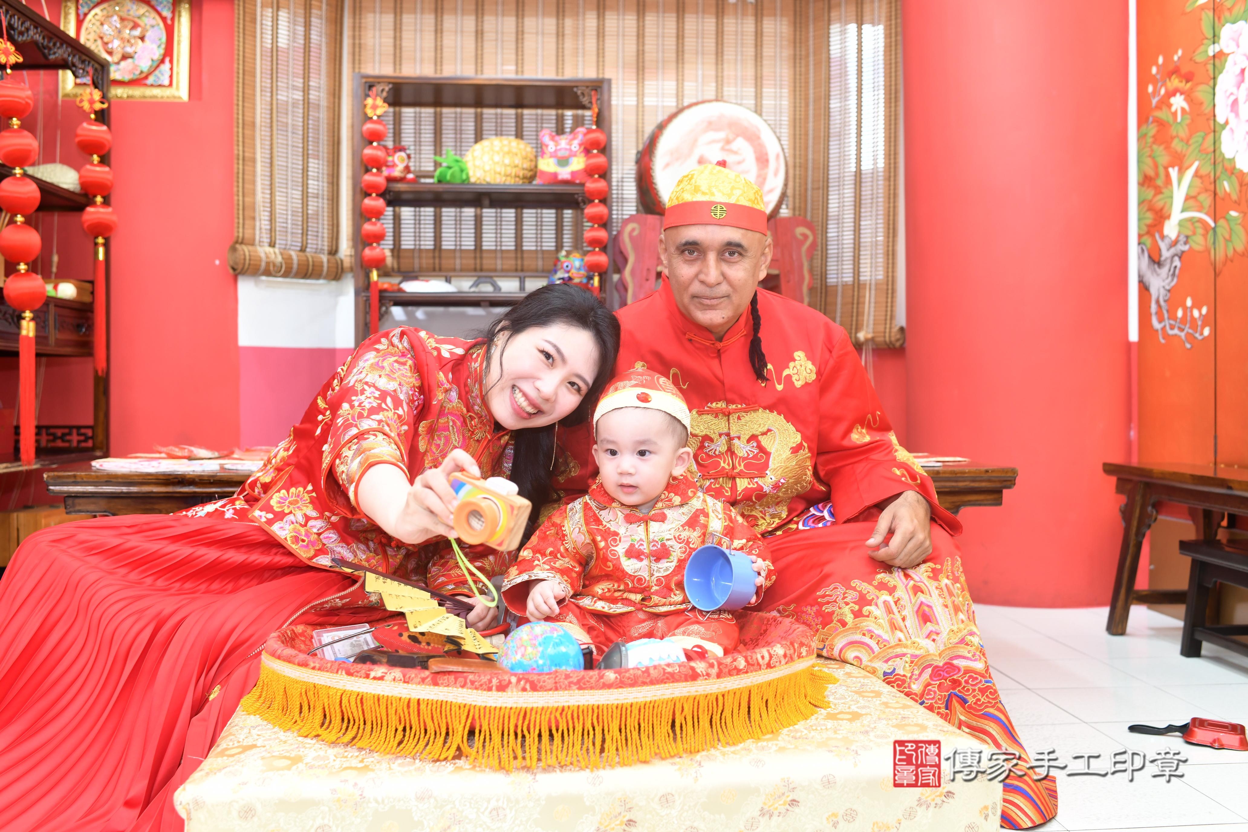 傳家手工印章台南店、抓周、度脺、美式風會場、傳家嬰兒古禮、吉祥話、抓周道具物品24種、拍照。抓周證書。寶寶抓周、滿周歲、生日快樂、祝福