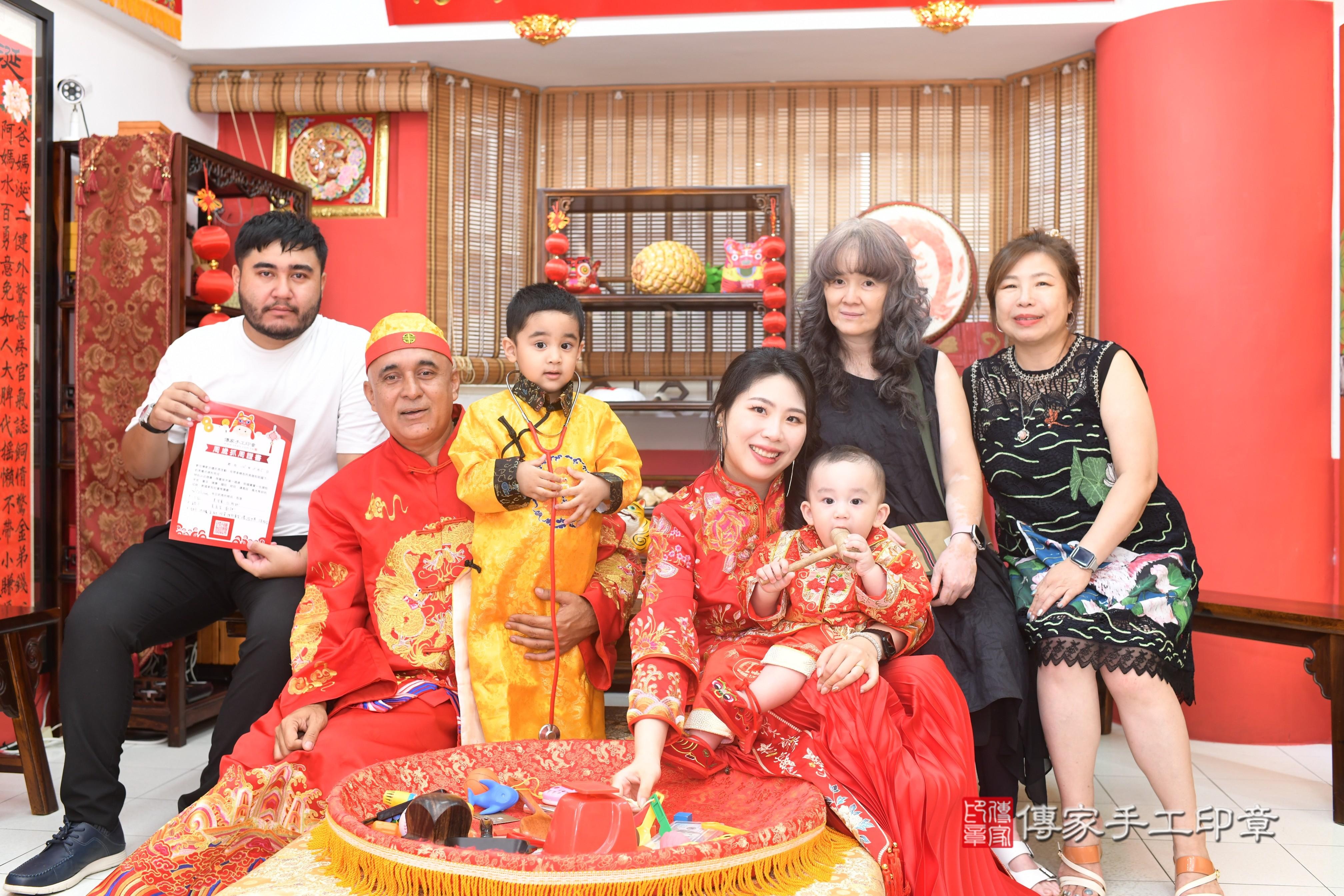 傳家手工印章台南店、抓周、度脺、美式風會場、傳家嬰兒古禮、吉祥話、抓周道具物品24種、拍照。抓周證書。寶寶抓周、滿周歲、生日快樂、祝福