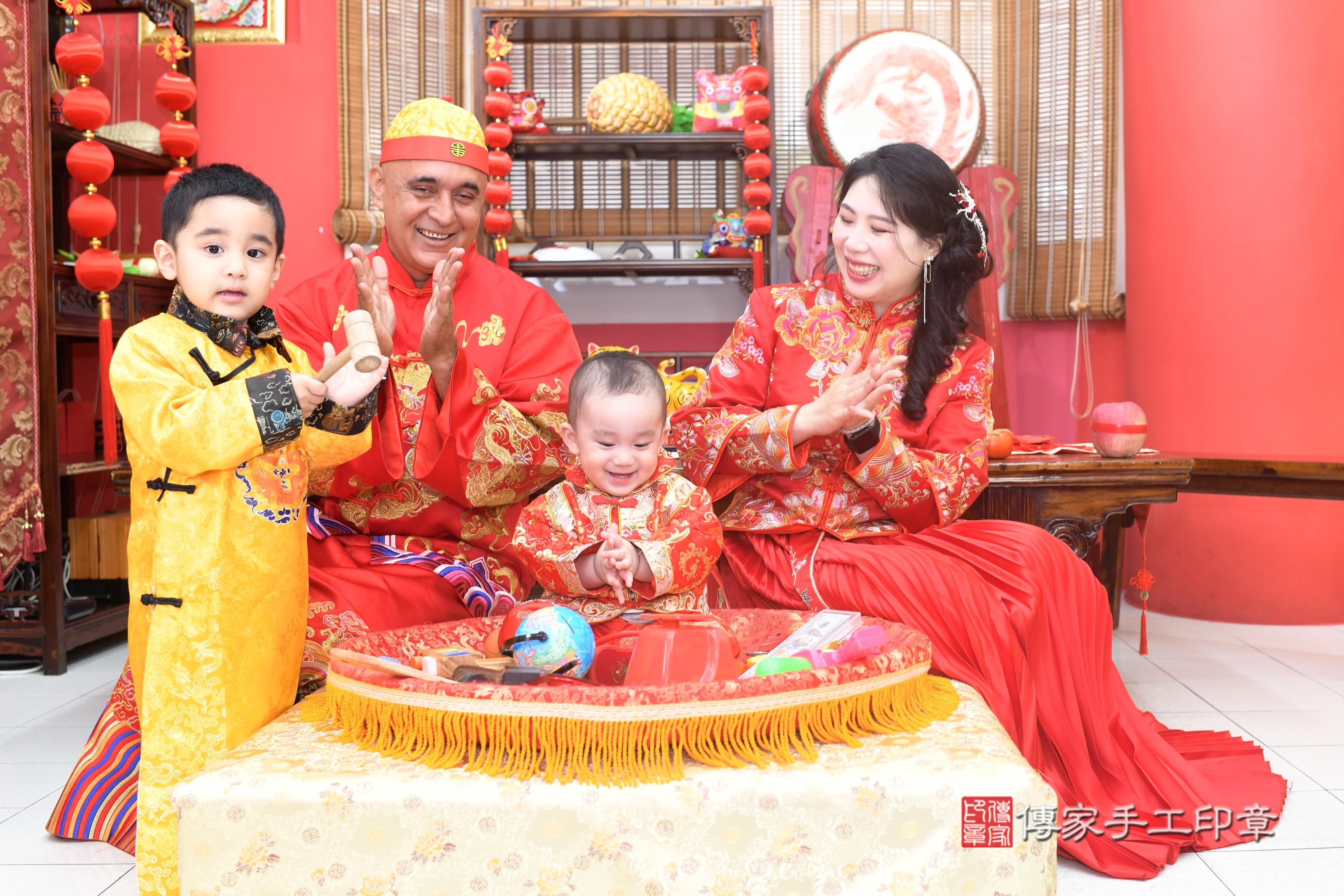 傳家手工印章台南店、抓周、度脺、美式風會場、傳家嬰兒古禮、吉祥話、抓周道具物品24種、拍照。抓周證書。寶寶抓周、滿周歲、生日快樂、祝福