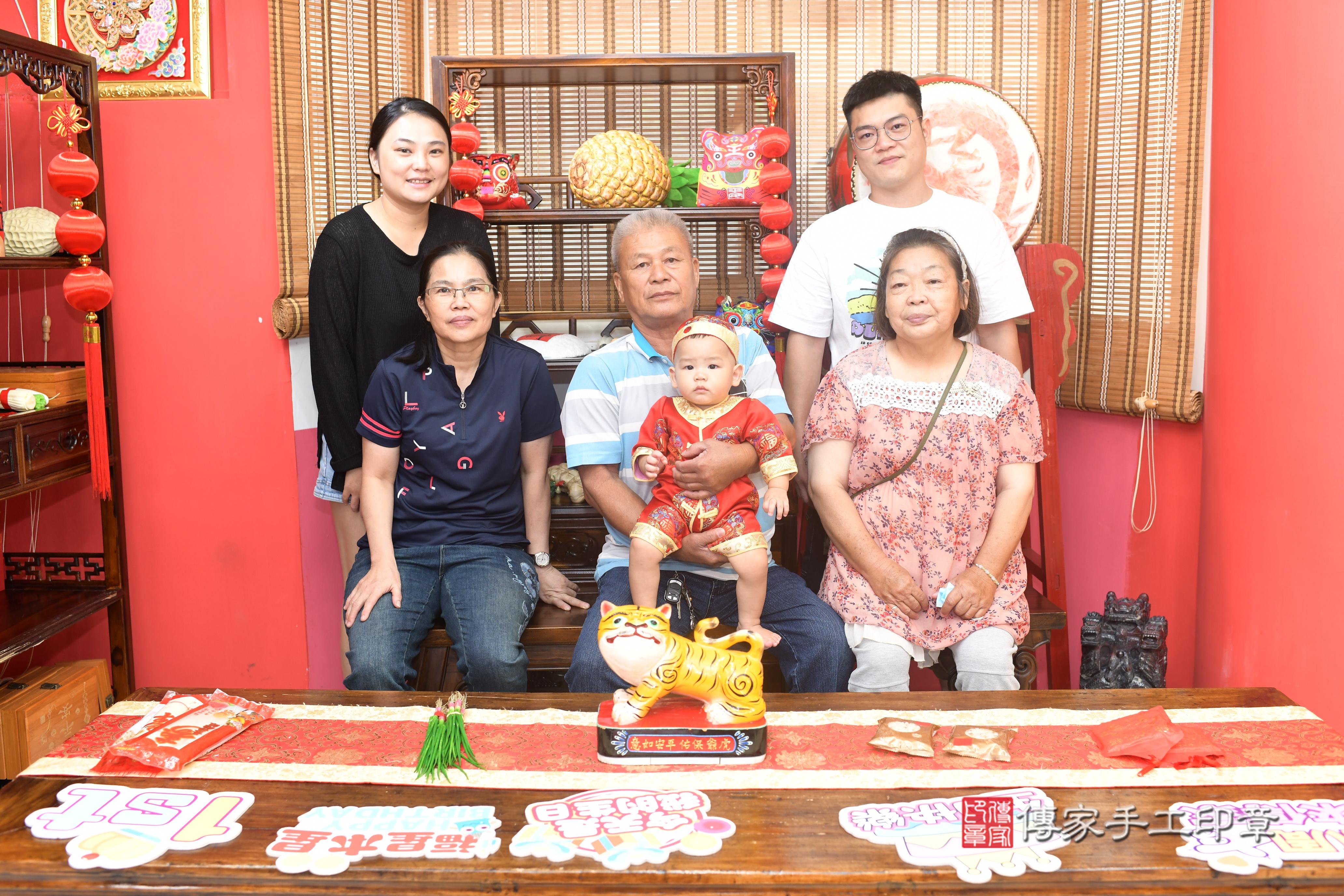 傳家手工印章台南店、抓周、度脺、美式風會場、傳家嬰兒古禮、吉祥話、抓周道具物品24種、拍照。抓周證書。寶寶抓周、滿周歲、生日快樂、祝福