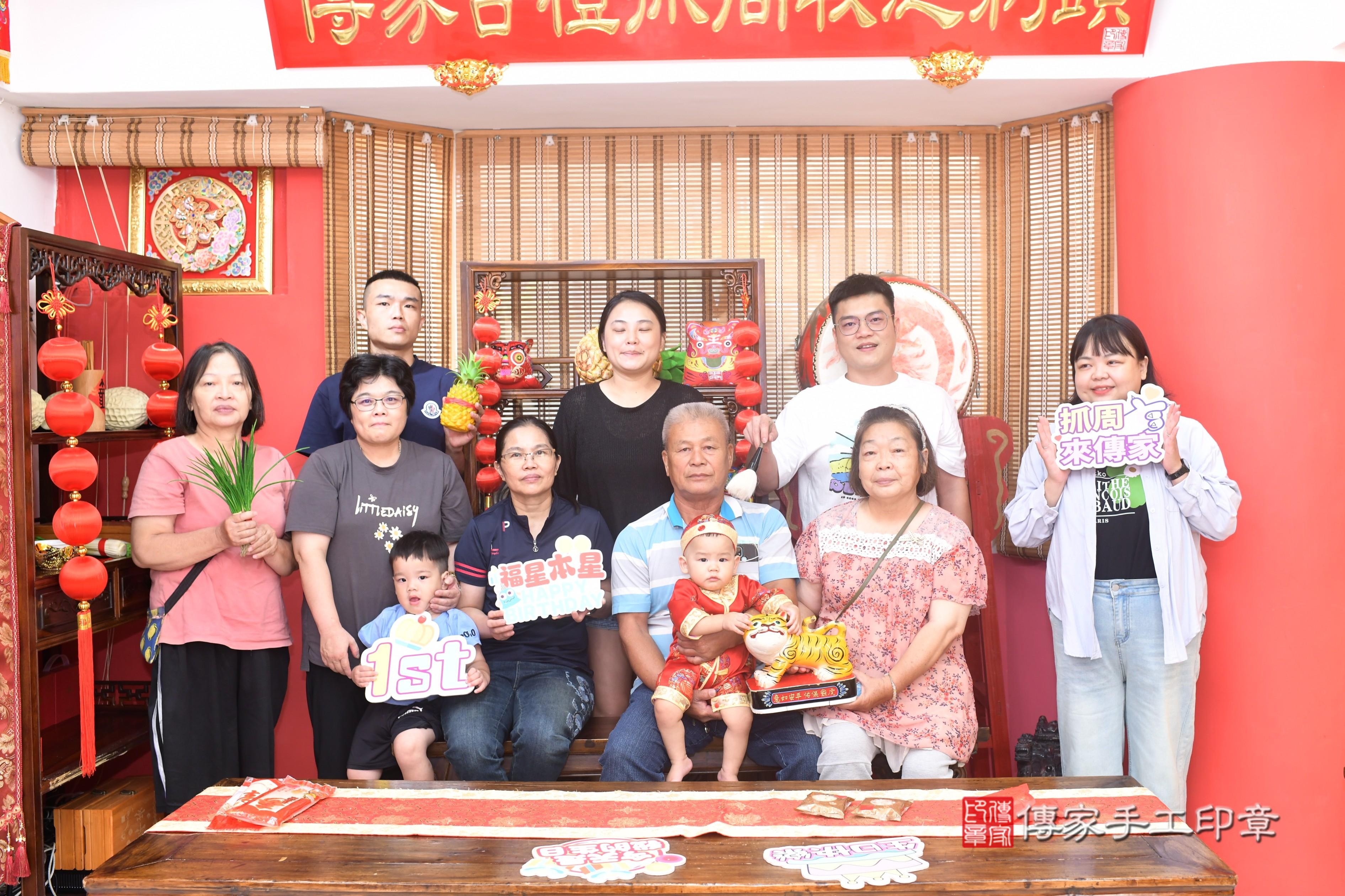 傳家手工印章台南店、抓周、度脺、美式風會場、傳家嬰兒古禮、吉祥話、抓周道具物品24種、拍照。抓周證書。寶寶抓周、滿周歲、生日快樂、祝福