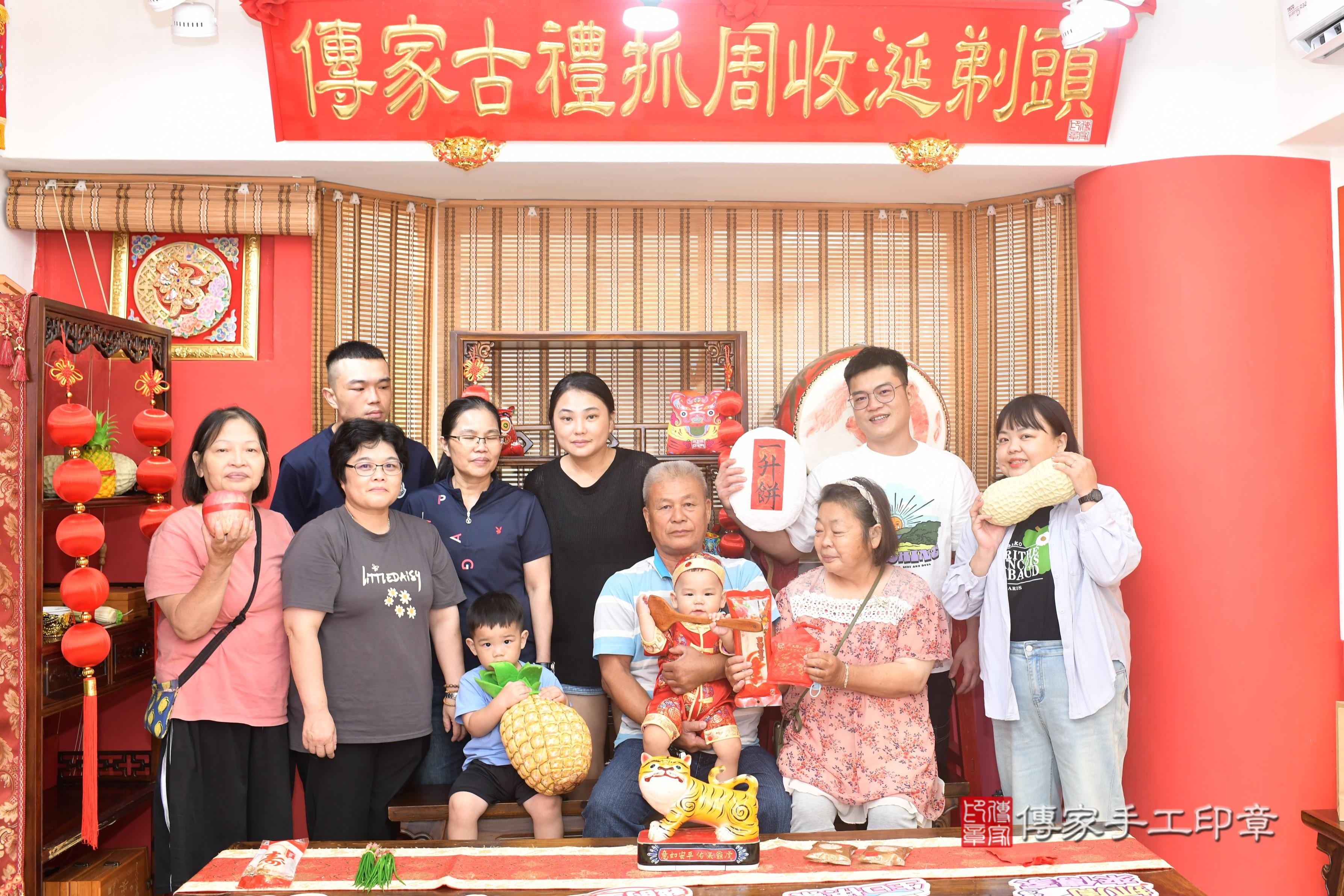 傳家手工印章台南店、抓周、度脺、美式風會場、傳家嬰兒古禮、吉祥話、抓周道具物品24種、拍照。抓周證書。寶寶抓周、滿周歲、生日快樂、祝福