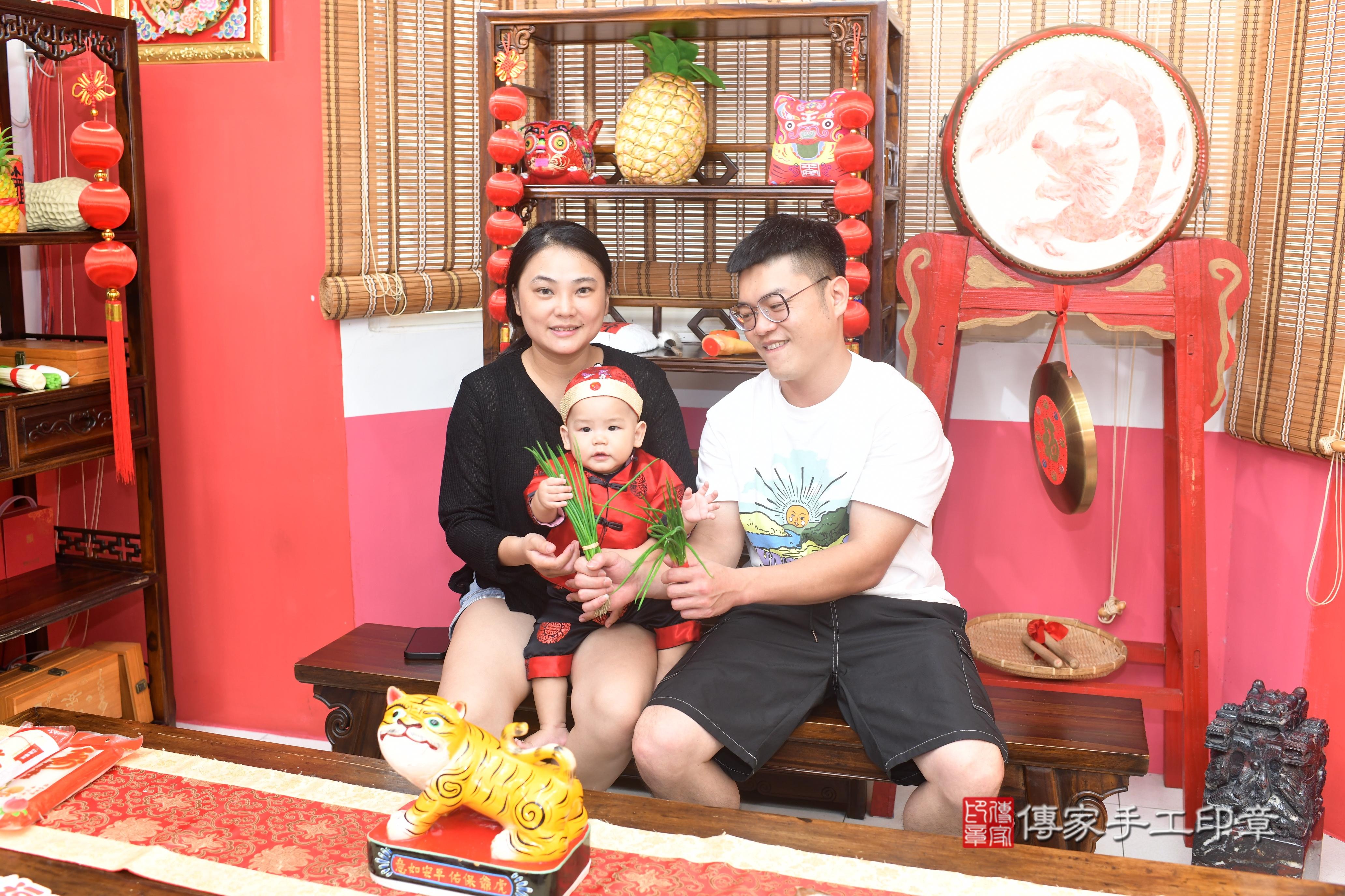 傳家手工印章台南店、抓周、度脺、美式風會場、傳家嬰兒古禮、吉祥話、抓周道具物品24種、拍照。抓周證書。寶寶抓周、滿周歲、生日快樂、祝福