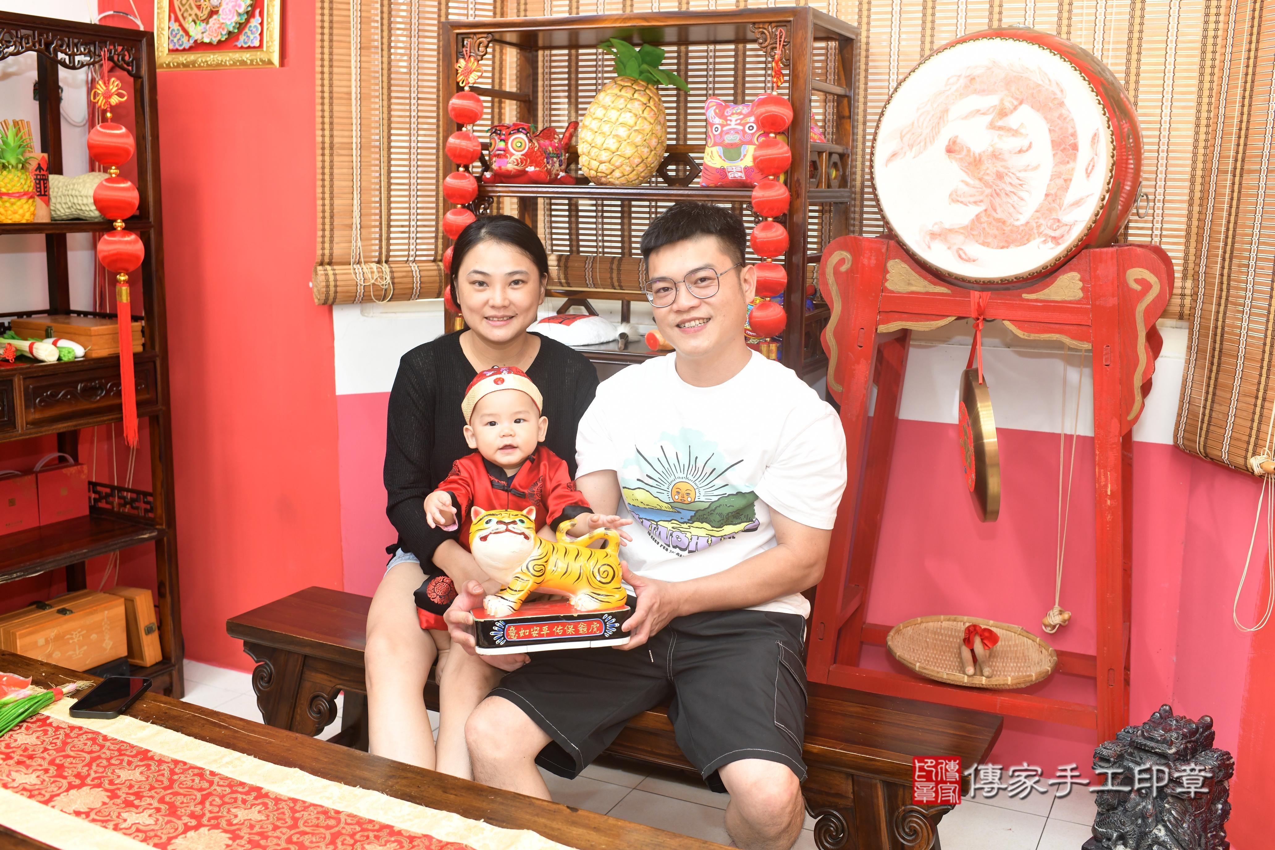 傳家手工印章台南店、抓周、度脺、美式風會場、傳家嬰兒古禮、吉祥話、抓周道具物品24種、拍照。抓周證書。寶寶抓周、滿周歲、生日快樂、祝福