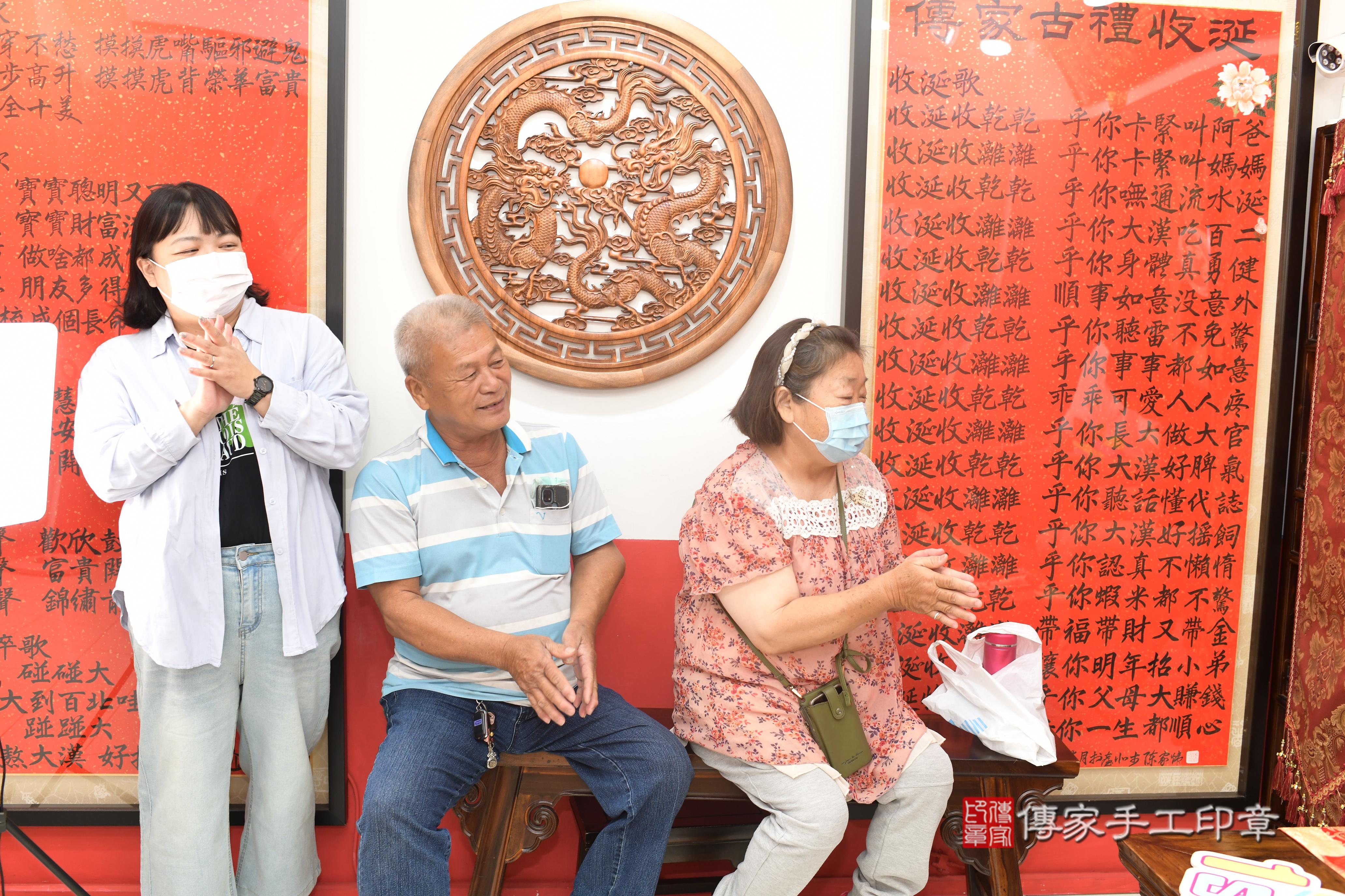 傳家手工印章台南店、抓周、度脺、美式風會場、傳家嬰兒古禮、吉祥話、抓周道具物品24種、拍照。抓周證書。寶寶抓周、滿周歲、生日快樂、祝福