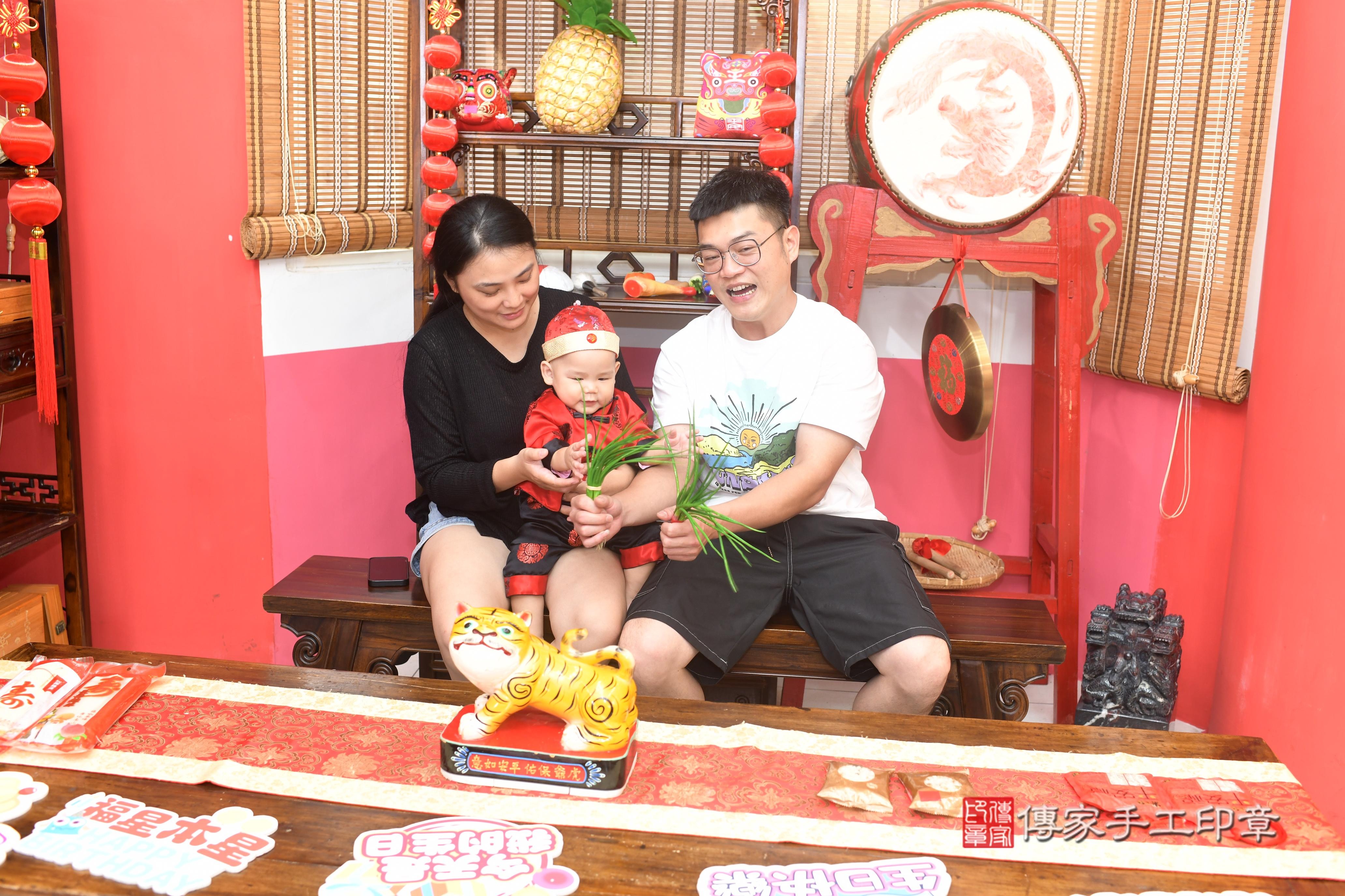 傳家手工印章台南店、抓周、度脺、美式風會場、傳家嬰兒古禮、吉祥話、抓周道具物品24種、拍照。抓周證書。寶寶抓周、滿周歲、生日快樂、祝福