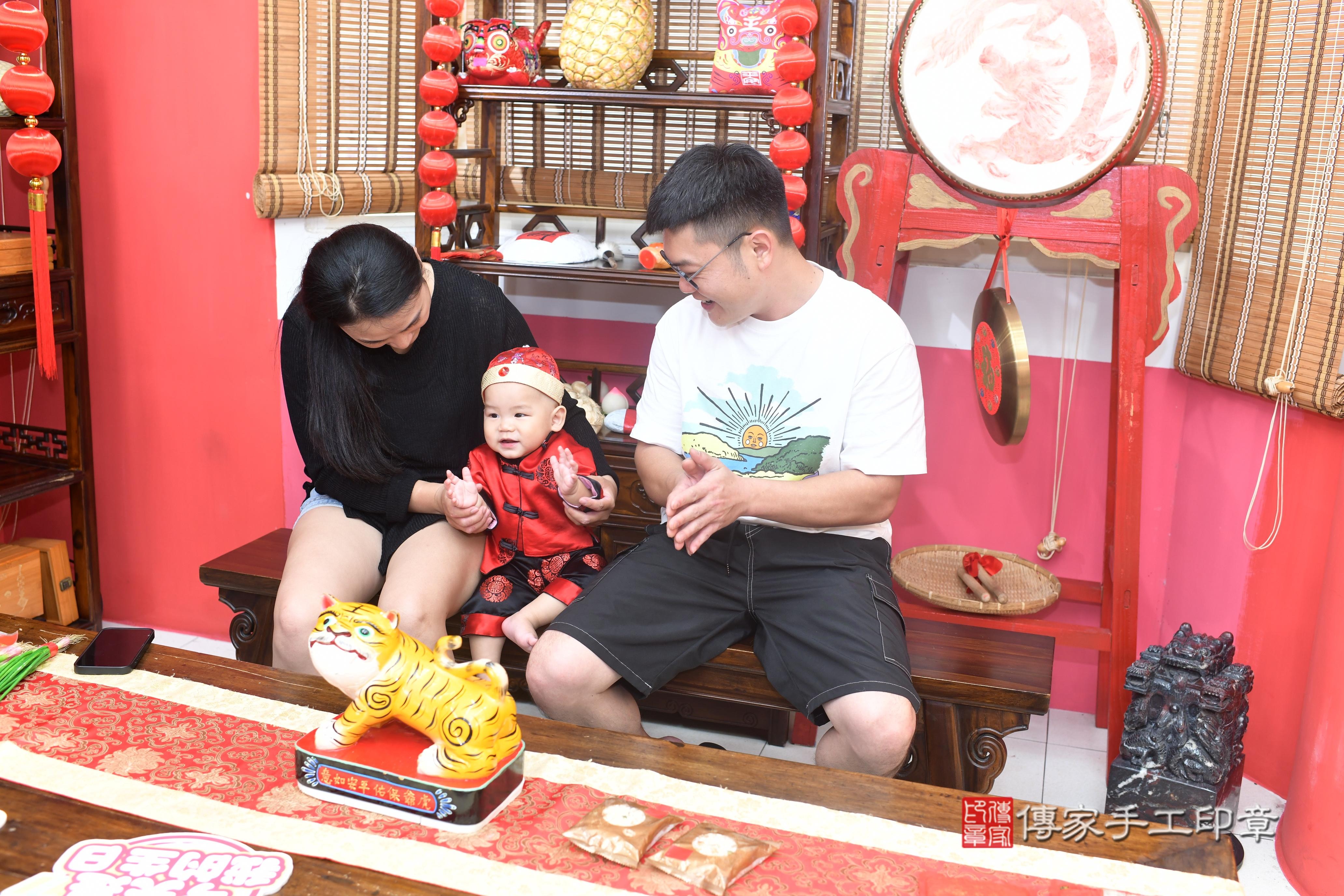 傳家手工印章台南店、抓周、度脺、美式風會場、傳家嬰兒古禮、吉祥話、抓周道具物品24種、拍照。抓周證書。寶寶抓周、滿周歲、生日快樂、祝福