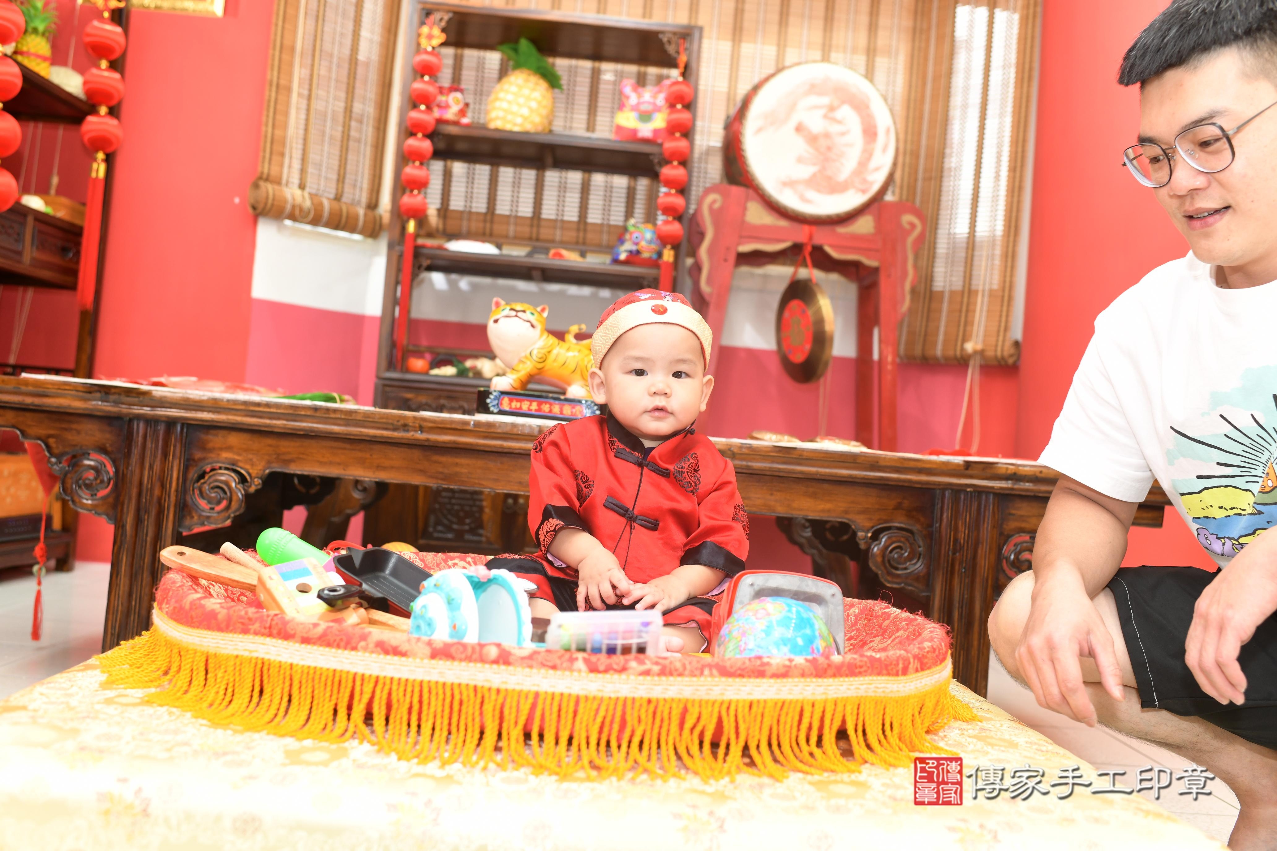 傳家手工印章台南店、抓周、度脺、美式風會場、傳家嬰兒古禮、吉祥話、抓周道具物品24種、拍照。抓周證書。寶寶抓周、滿周歲、生日快樂、祝福