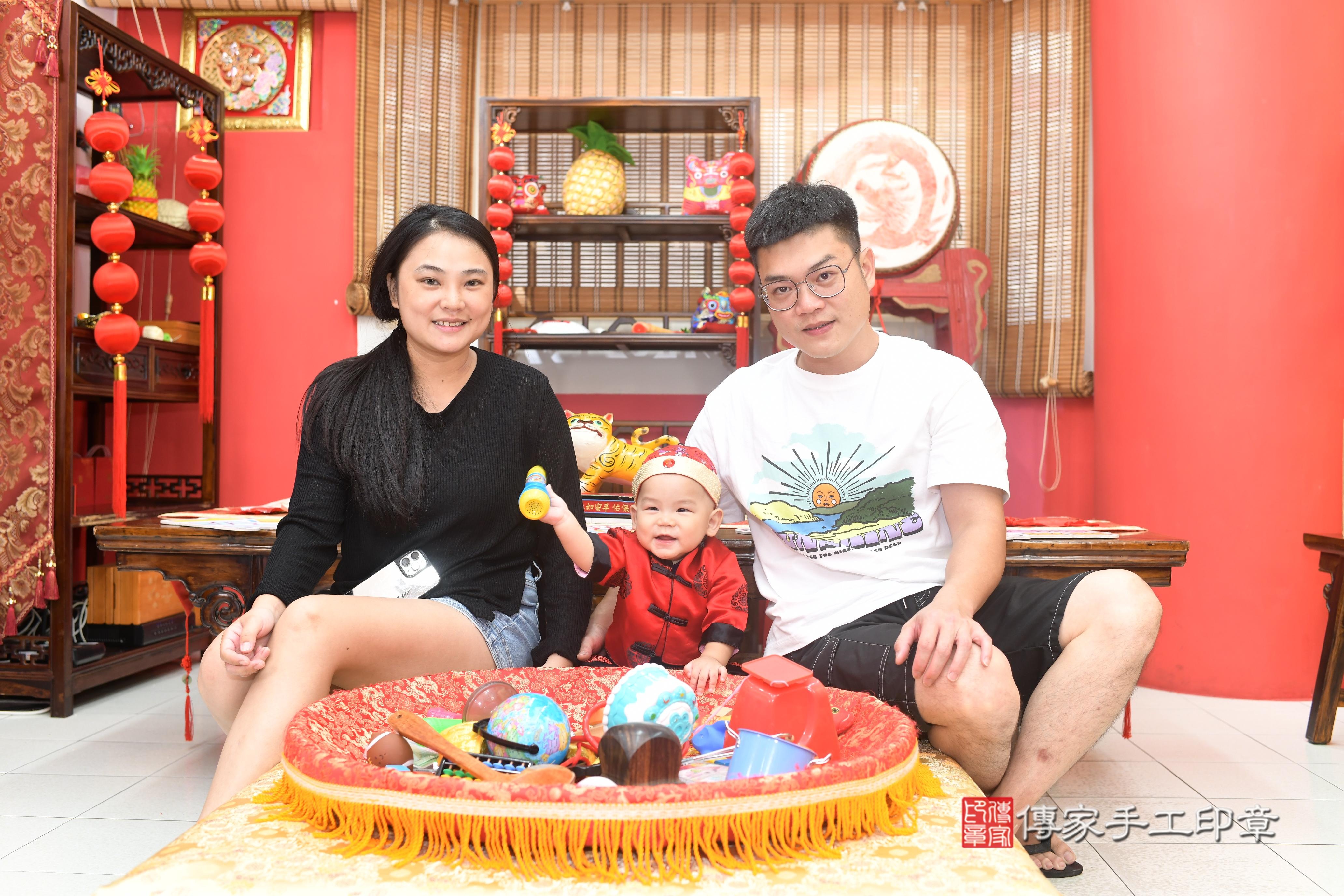 傳家手工印章台南店、抓周、度脺、美式風會場、傳家嬰兒古禮、吉祥話、抓周道具物品24種、拍照。抓周證書。寶寶抓周、滿周歲、生日快樂、祝福