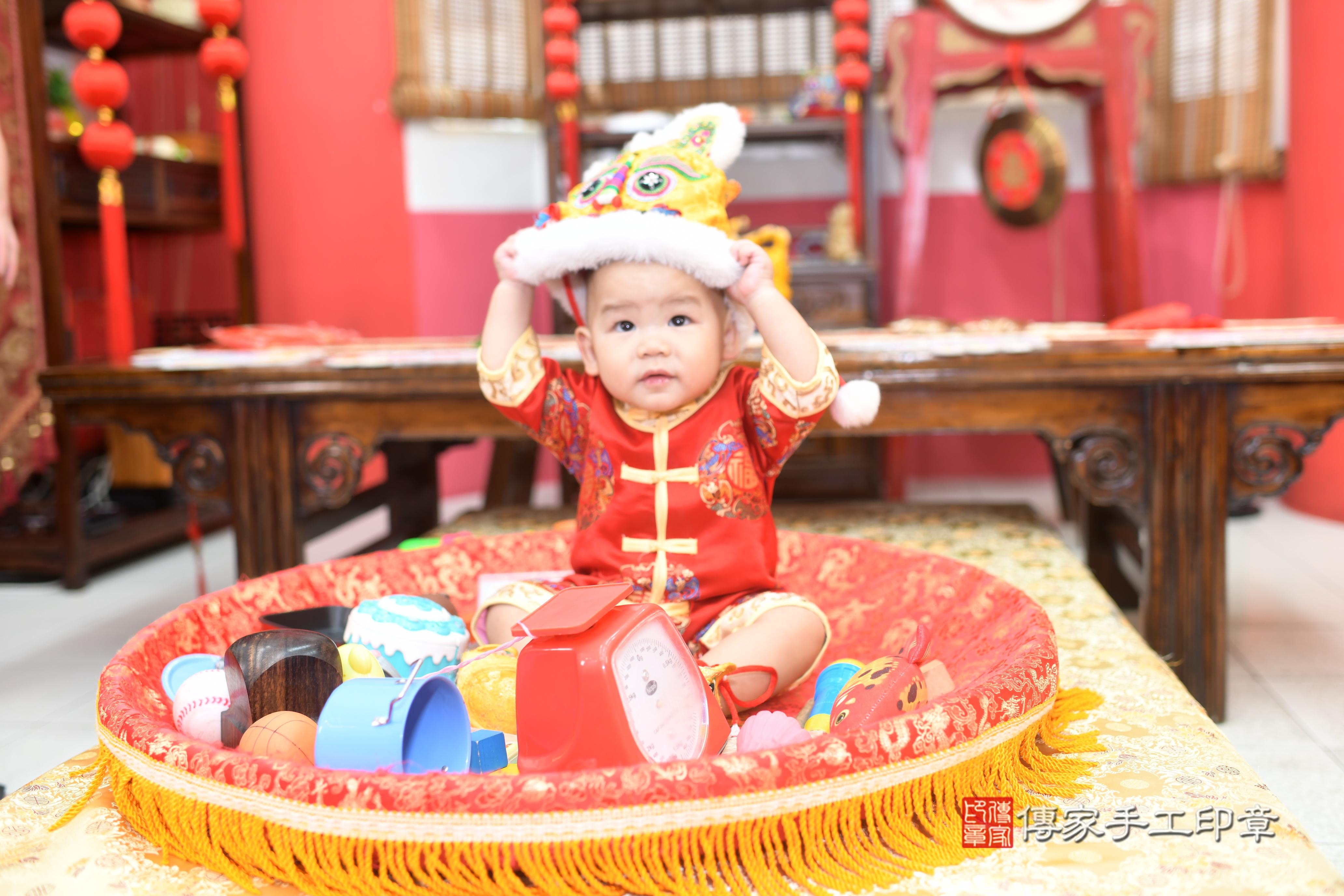 傳家手工印章台南店、抓周、度脺、美式風會場、傳家嬰兒古禮、吉祥話、抓周道具物品24種、拍照。抓周證書。寶寶抓周、滿周歲、生日快樂、祝福