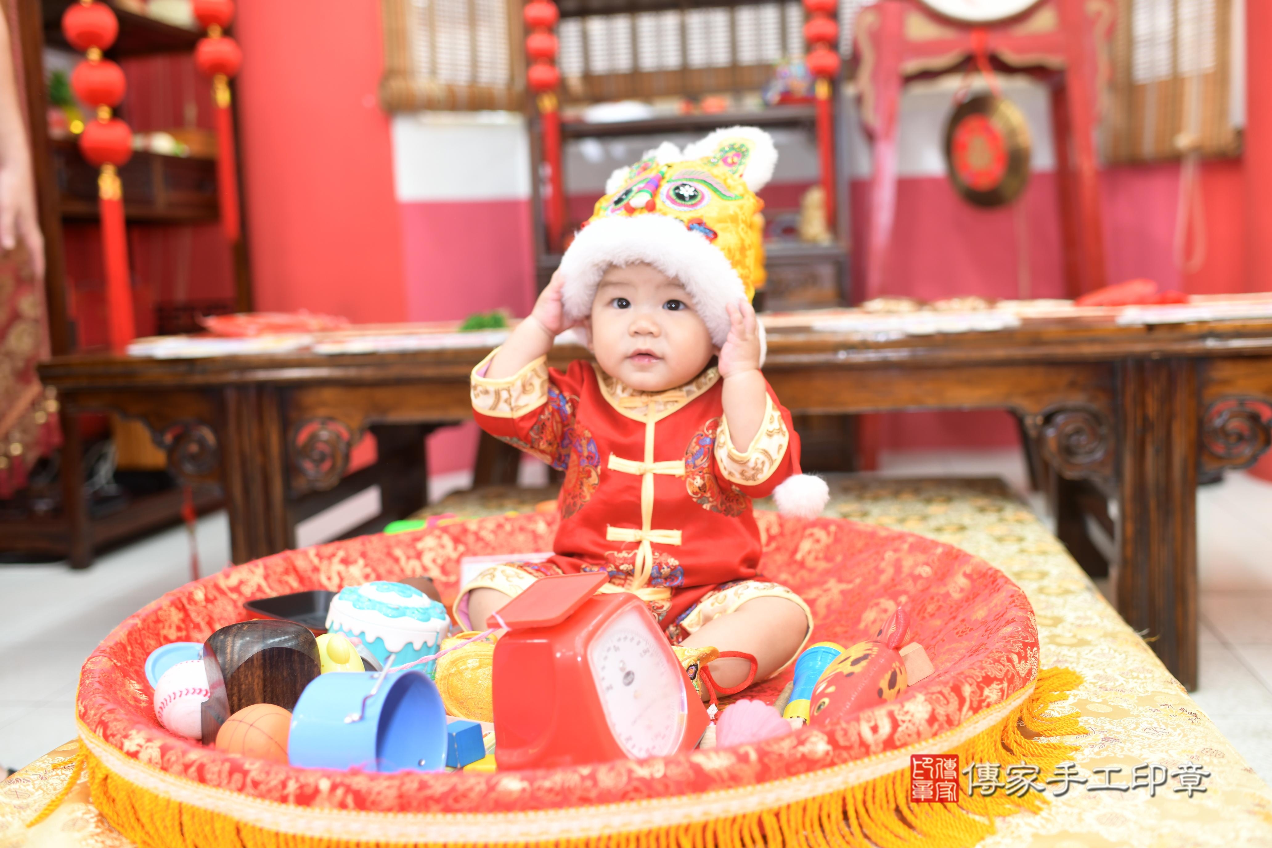 傳家手工印章台南店、抓周、度脺、美式風會場、傳家嬰兒古禮、吉祥話、抓周道具物品24種、拍照。抓周證書。寶寶抓周、滿周歲、生日快樂、祝福