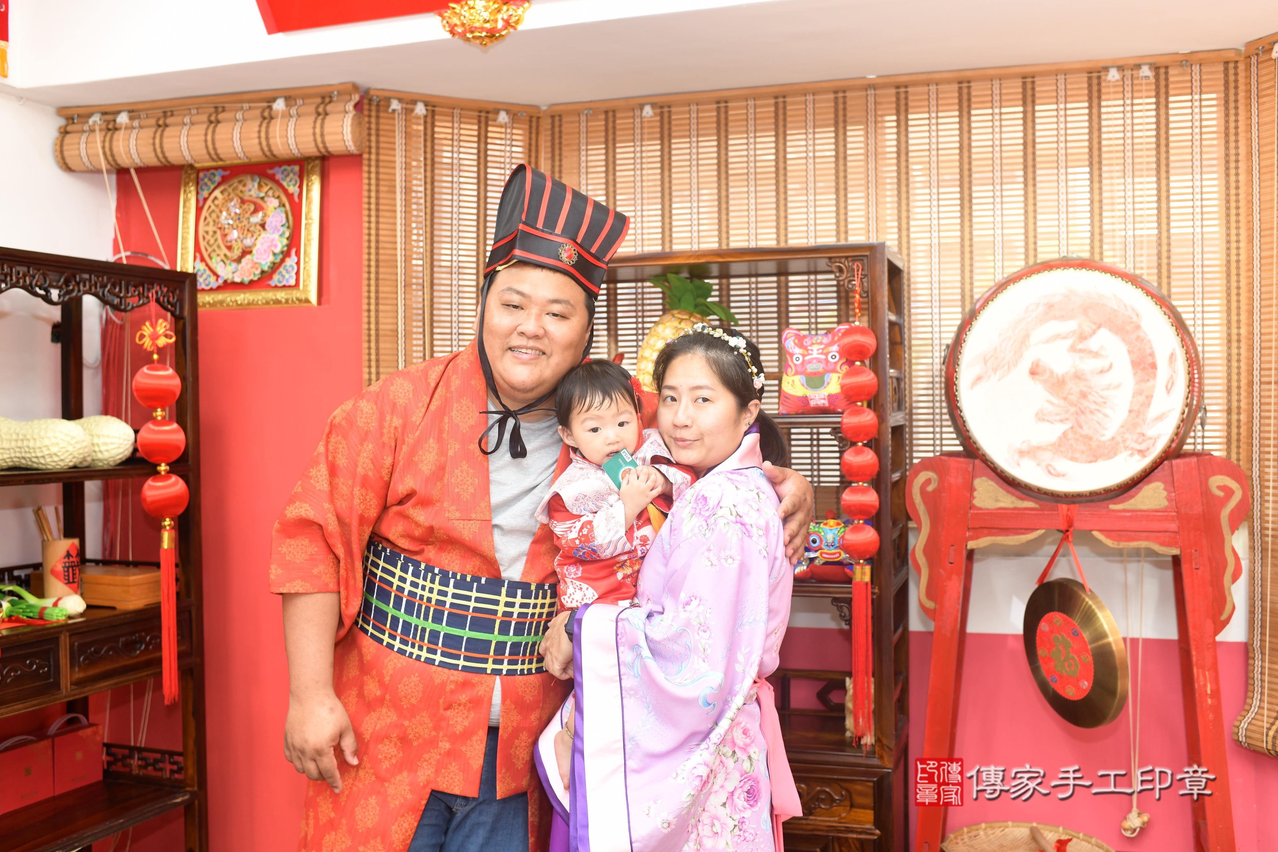 傳家手工印章台南店、抓周、度脺、美式風會場、傳家嬰兒古禮、吉祥話、抓周道具物品24種、拍照。抓周證書。寶寶抓周、滿周歲、生日快樂、祝福
