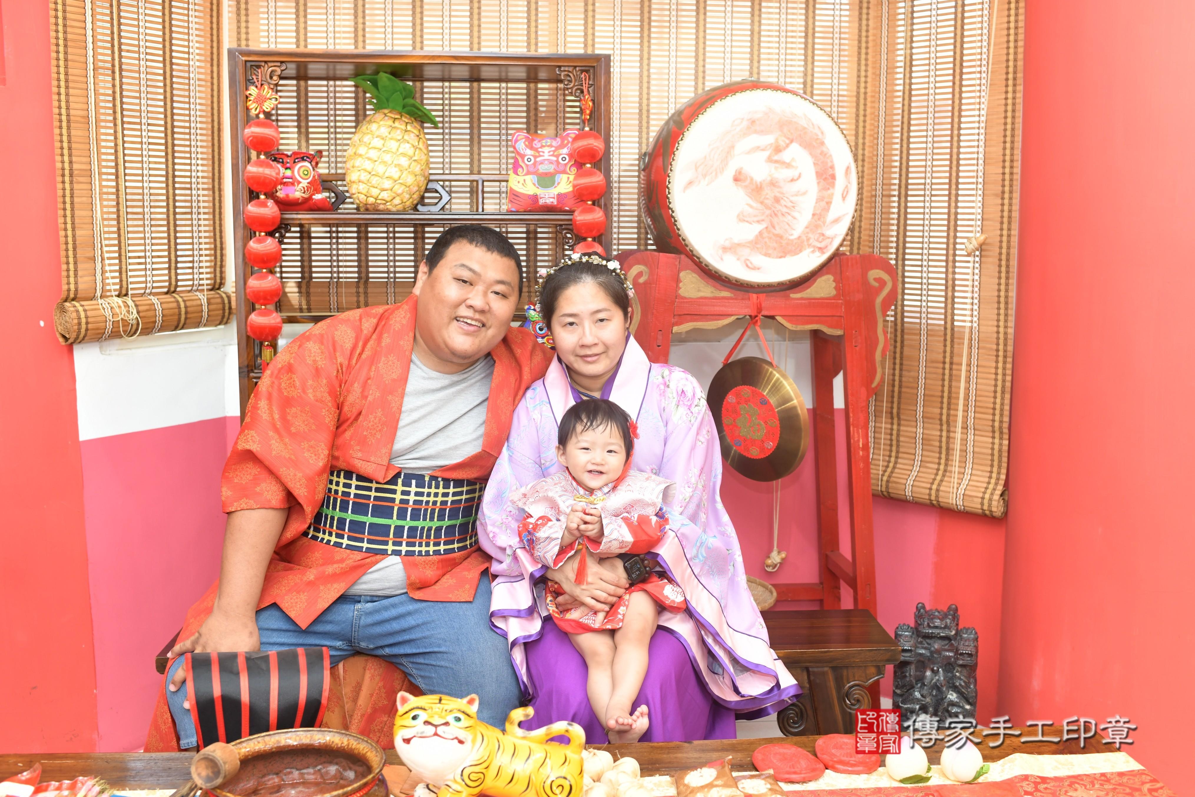 傳家手工印章台南店、抓周、度脺、美式風會場、傳家嬰兒古禮、吉祥話、抓周道具物品24種、拍照。抓周證書。寶寶抓周、滿周歲、生日快樂、祝福