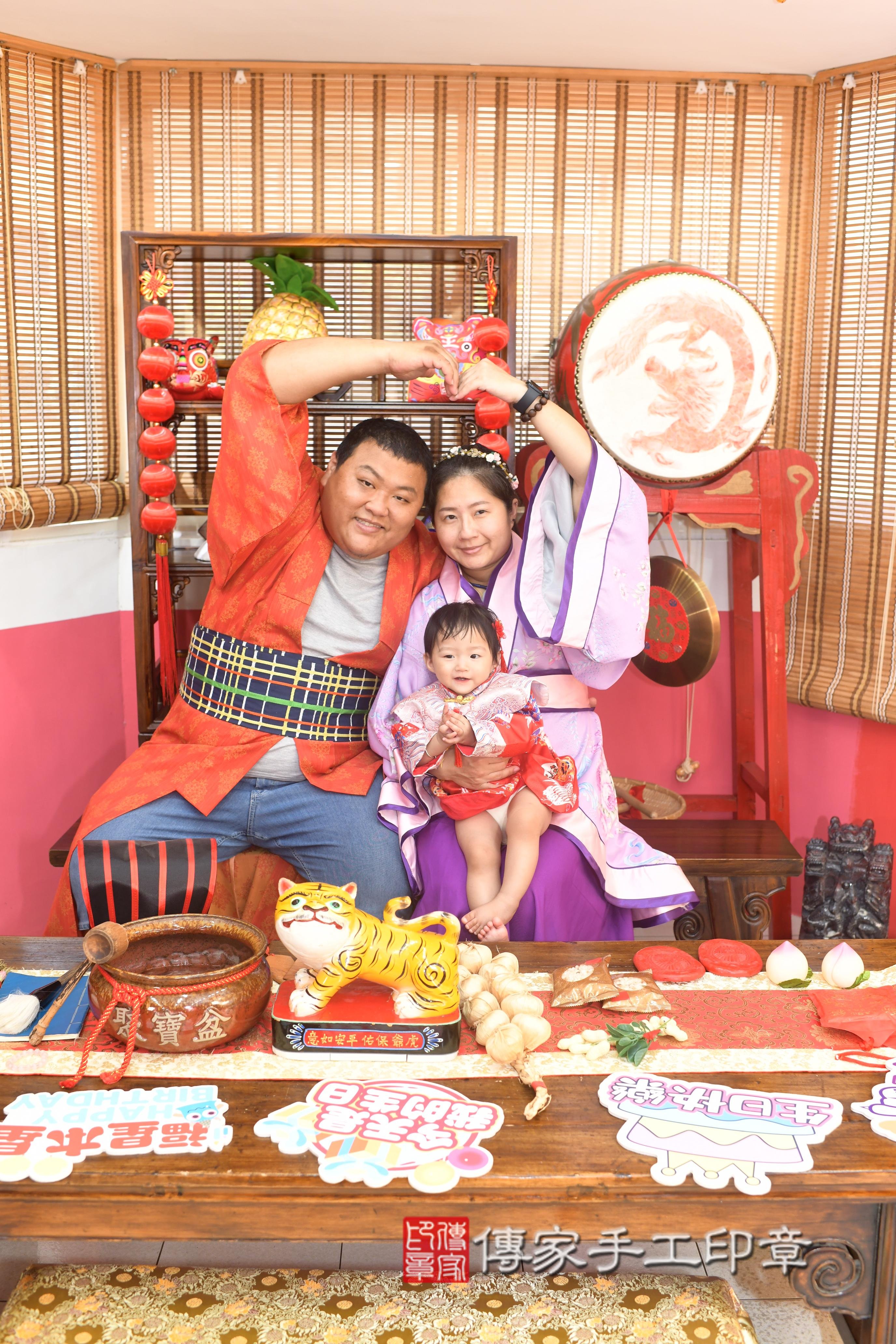 傳家手工印章台南店、抓周、度脺、美式風會場、傳家嬰兒古禮、吉祥話、抓周道具物品24種、拍照。抓周證書。寶寶抓周、滿周歲、生日快樂、祝福
