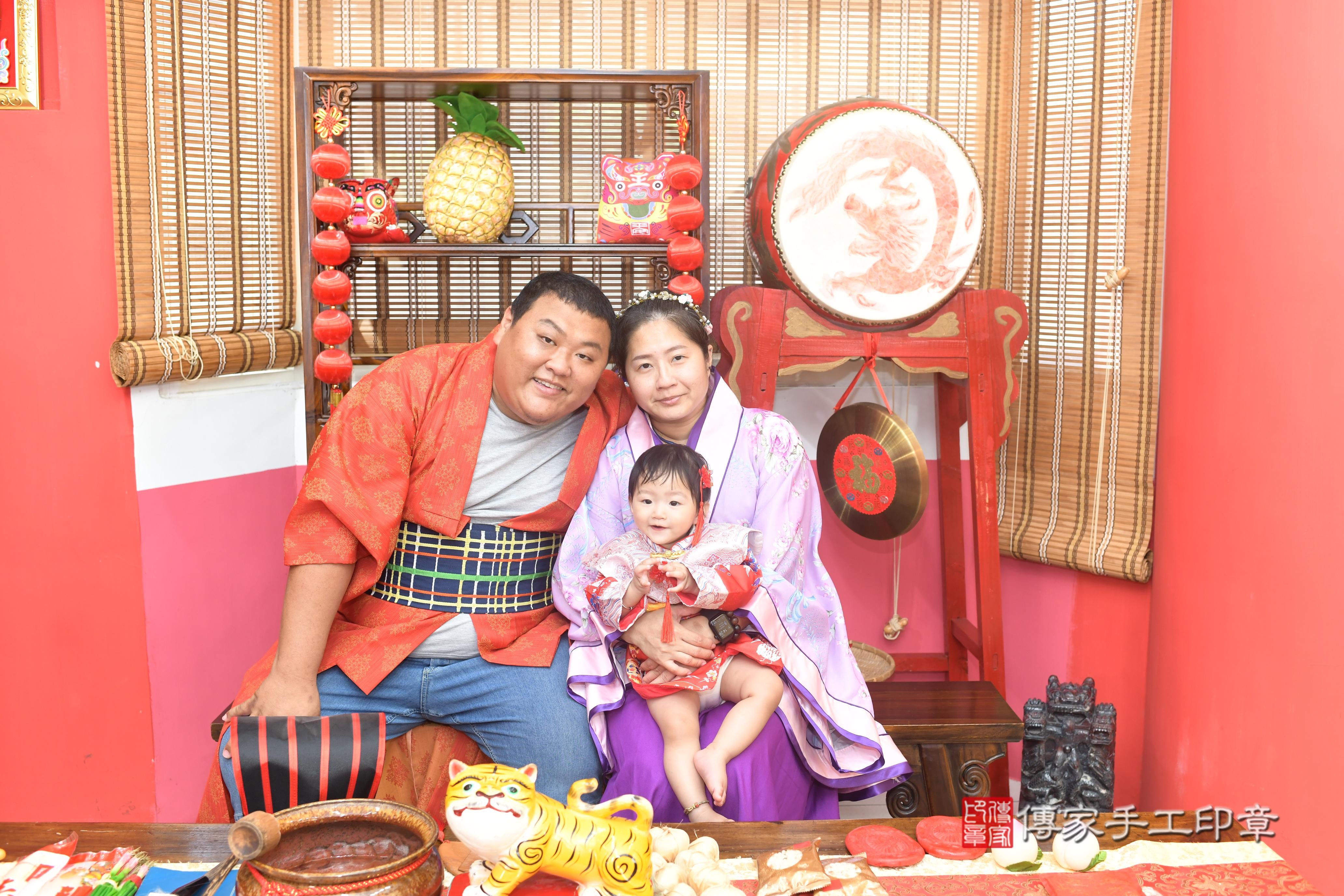 傳家手工印章台南店、抓周、度脺、美式風會場、傳家嬰兒古禮、吉祥話、抓周道具物品24種、拍照。抓周證書。寶寶抓周、滿周歲、生日快樂、祝福