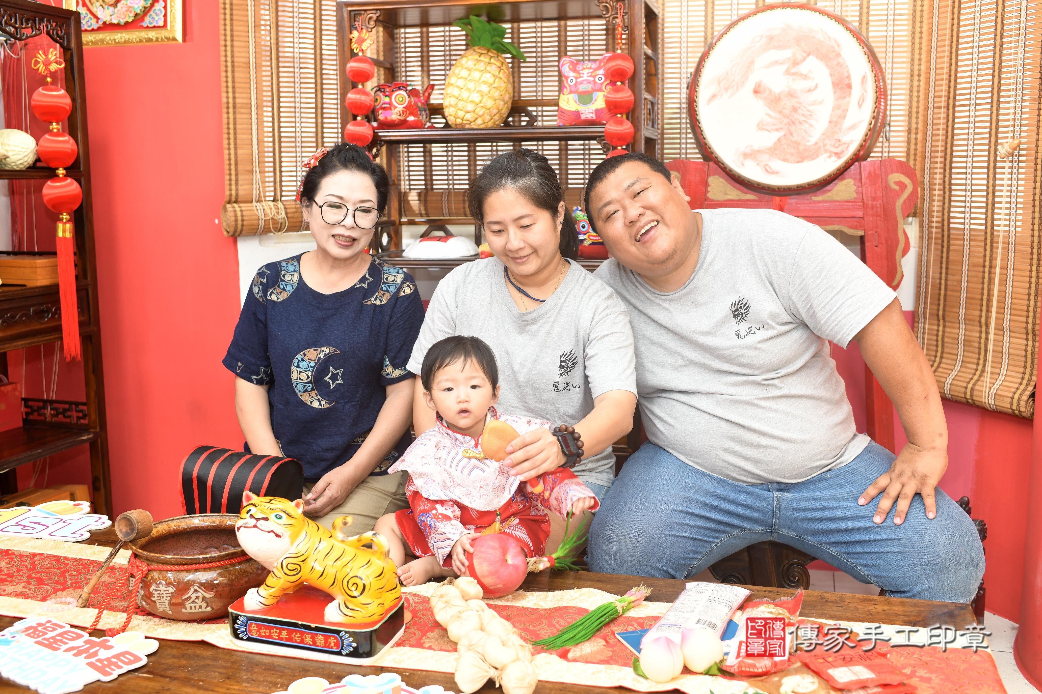 傳家手工印章台南店、抓周、度脺、美式風會場、傳家嬰兒古禮、吉祥話、抓周道具物品24種、拍照。抓周證書。寶寶抓周、滿周歲、生日快樂、祝福